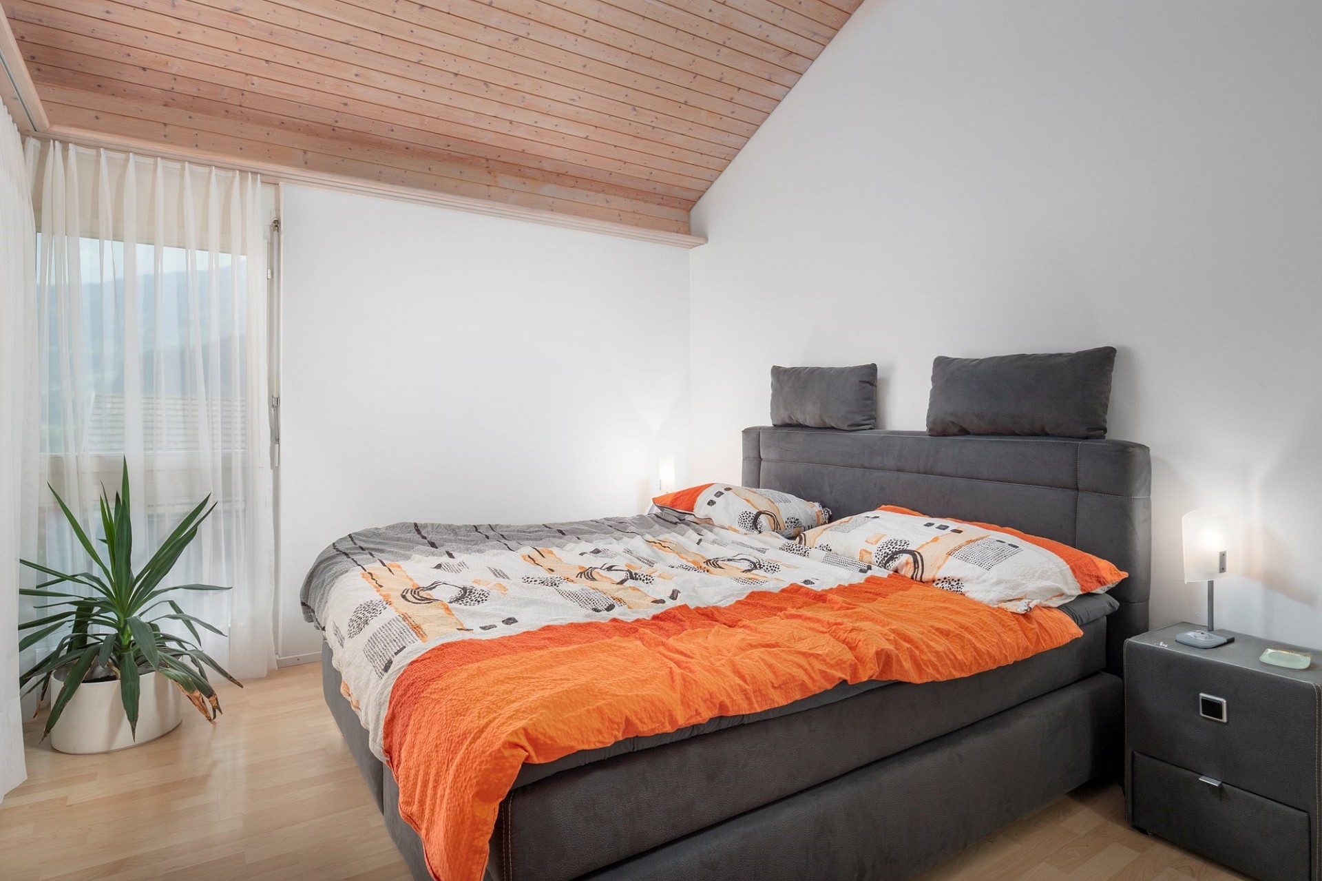 Helles Schlafzimmer mit Dachschräge