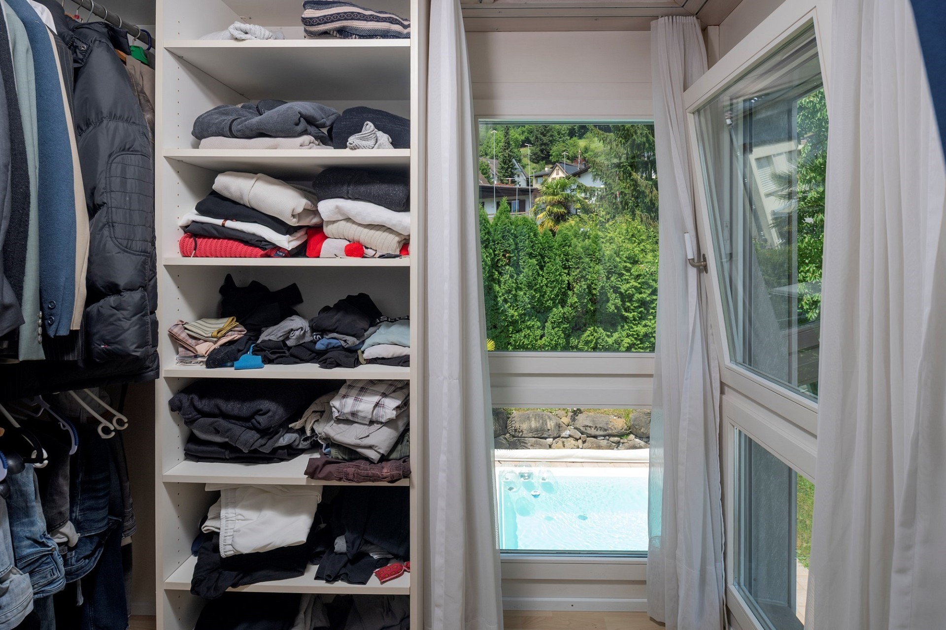 Ankleidezimmer mit großem Fenster und Blick ins Grüne