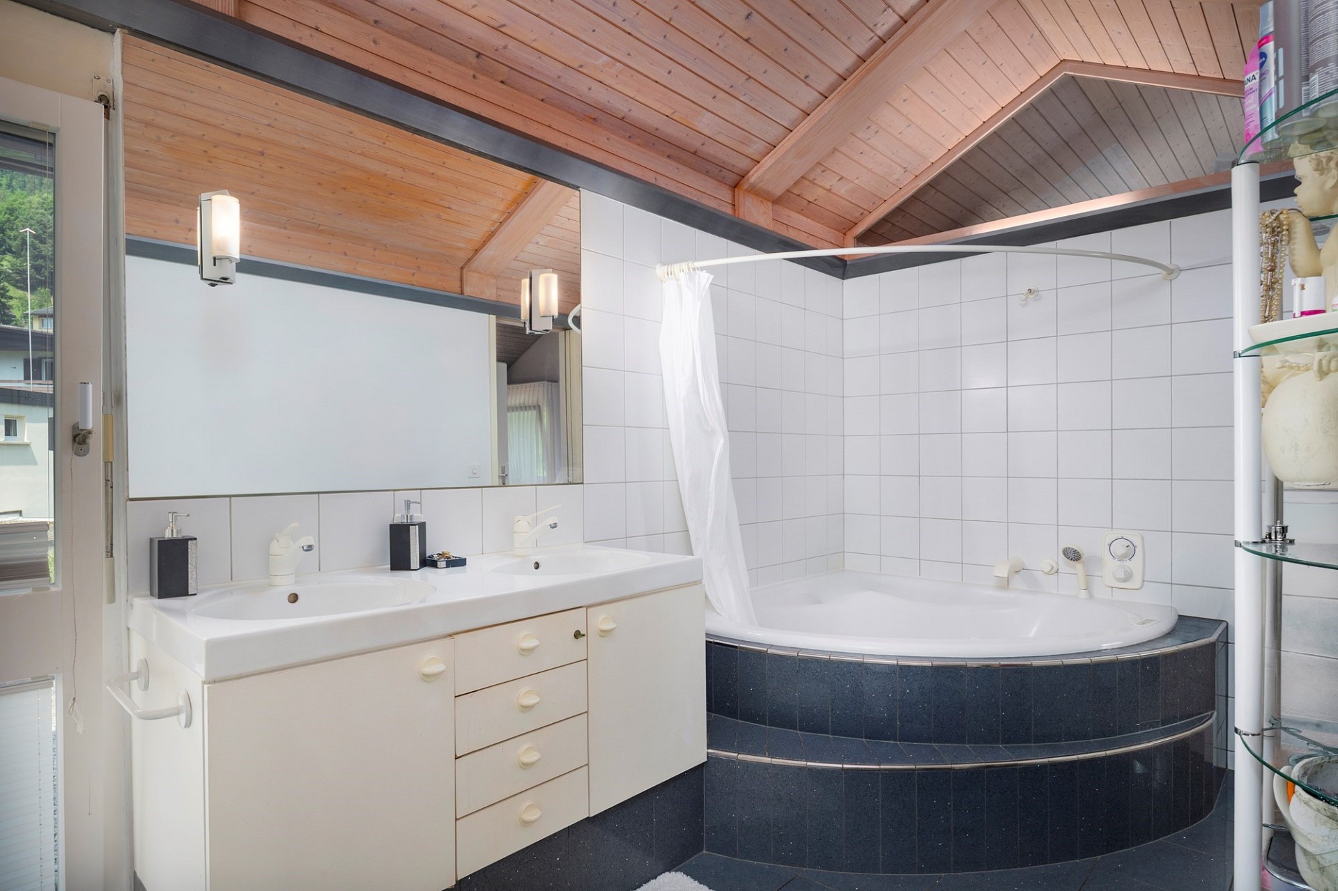 Helles Badezimmer mit Dachschräge und Eckbadewanne