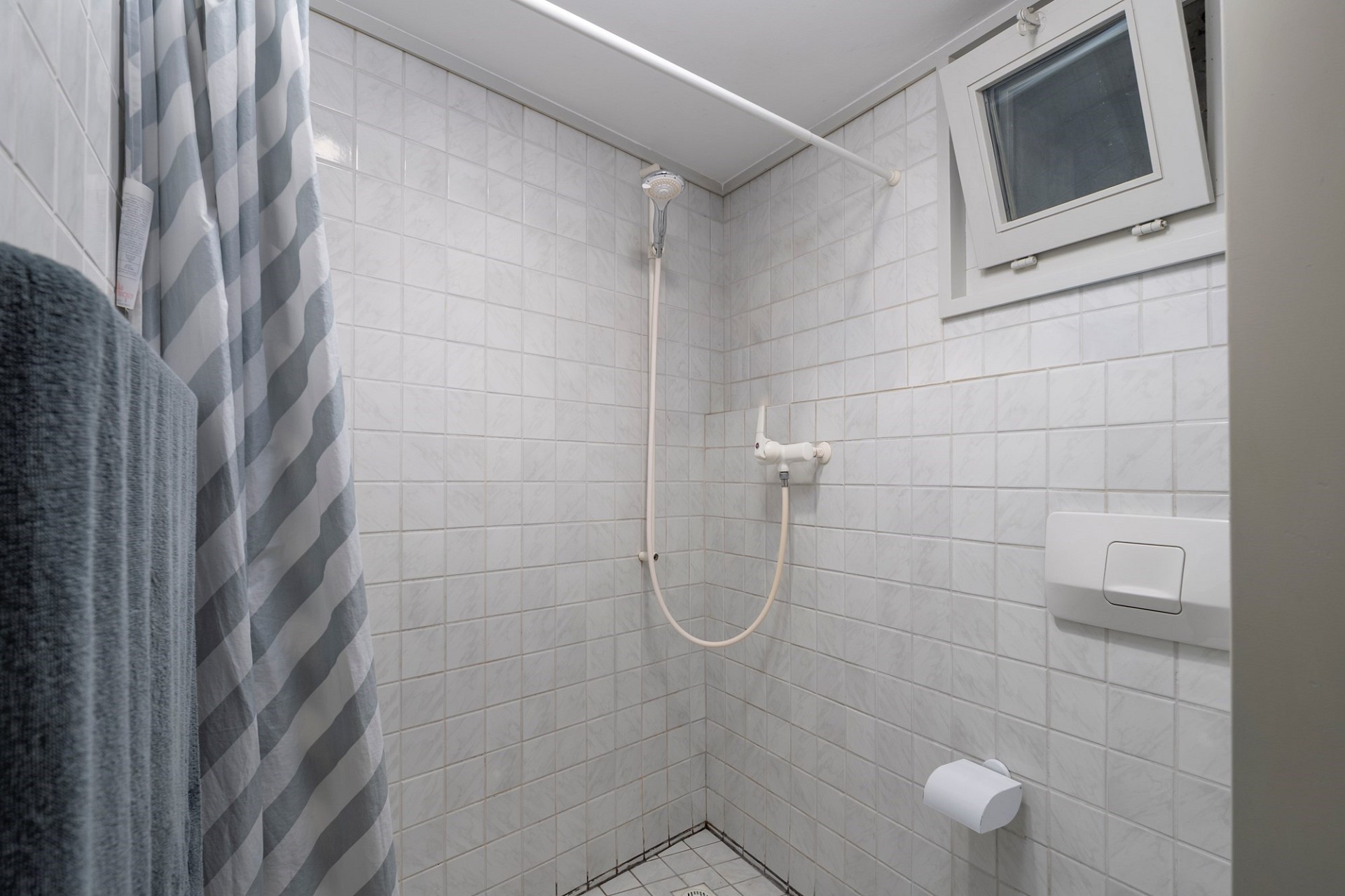 Dusche mit gefliestem Nassbereich
