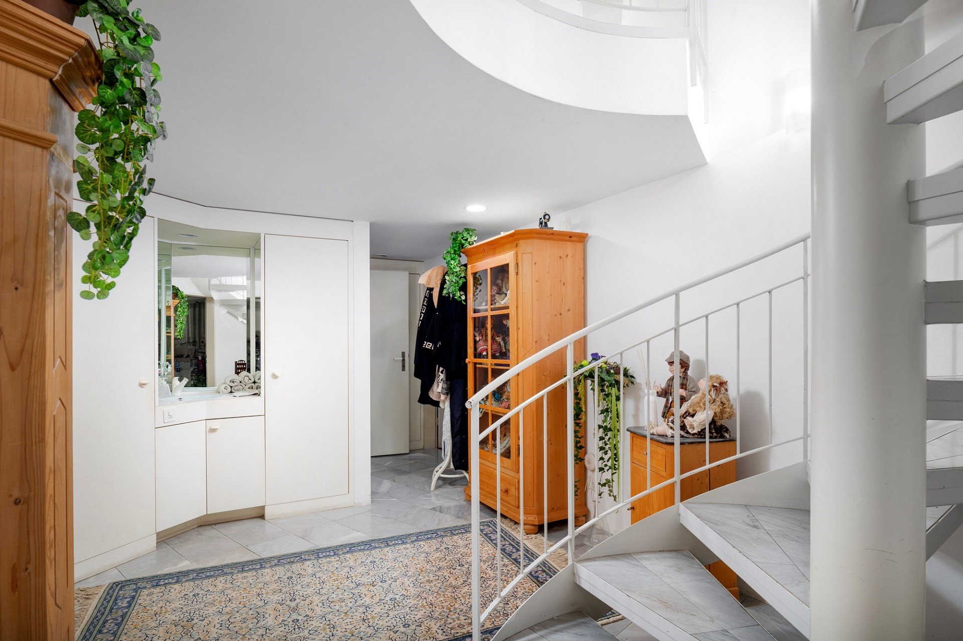 Heller Eingangsbereich mit Treppe