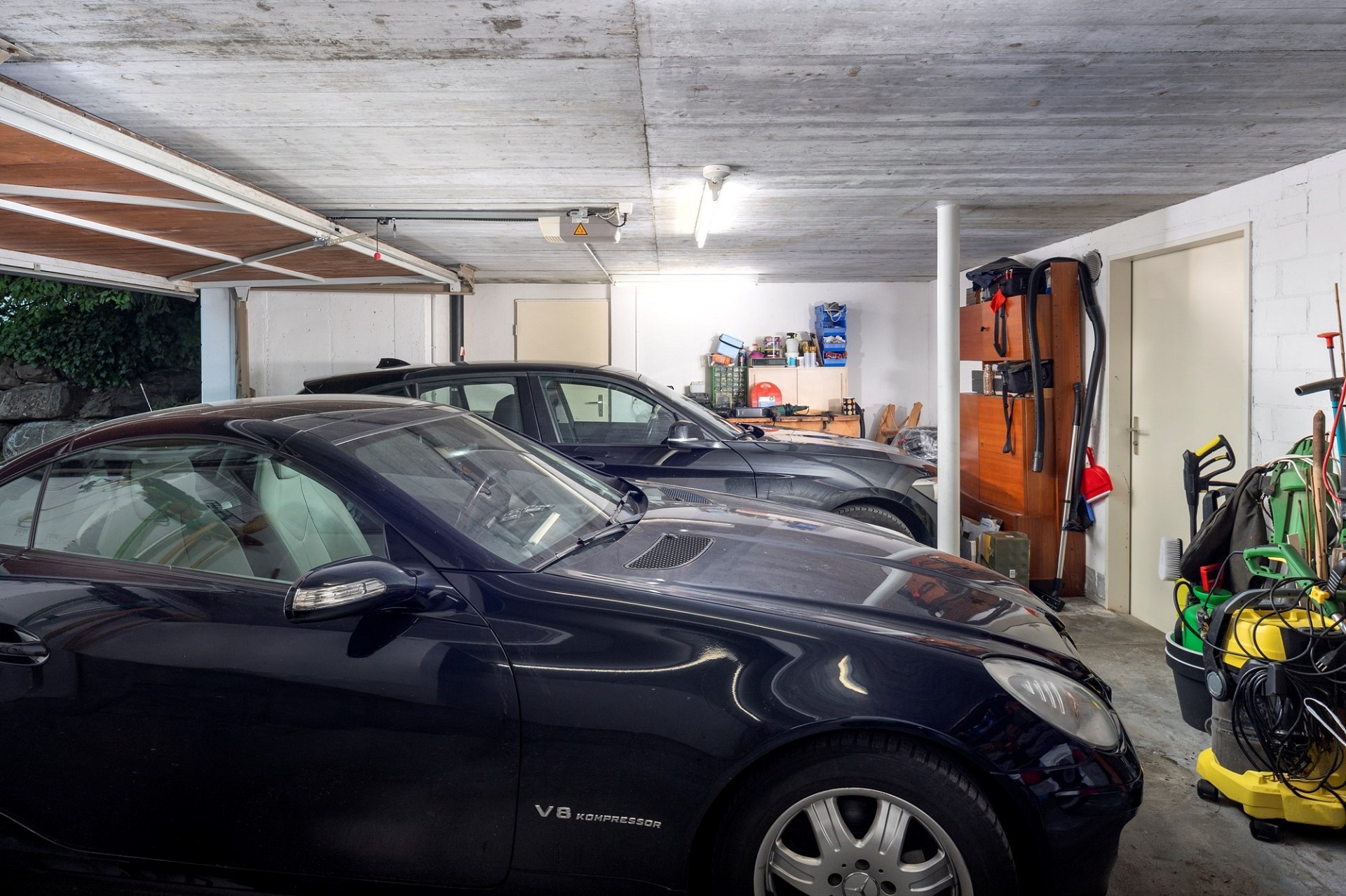 Garage mit zwei Autos und Werkstattbereich