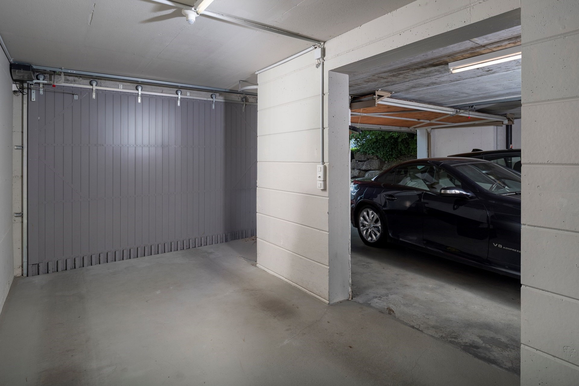 Doppelgarage mit geparktem Auto