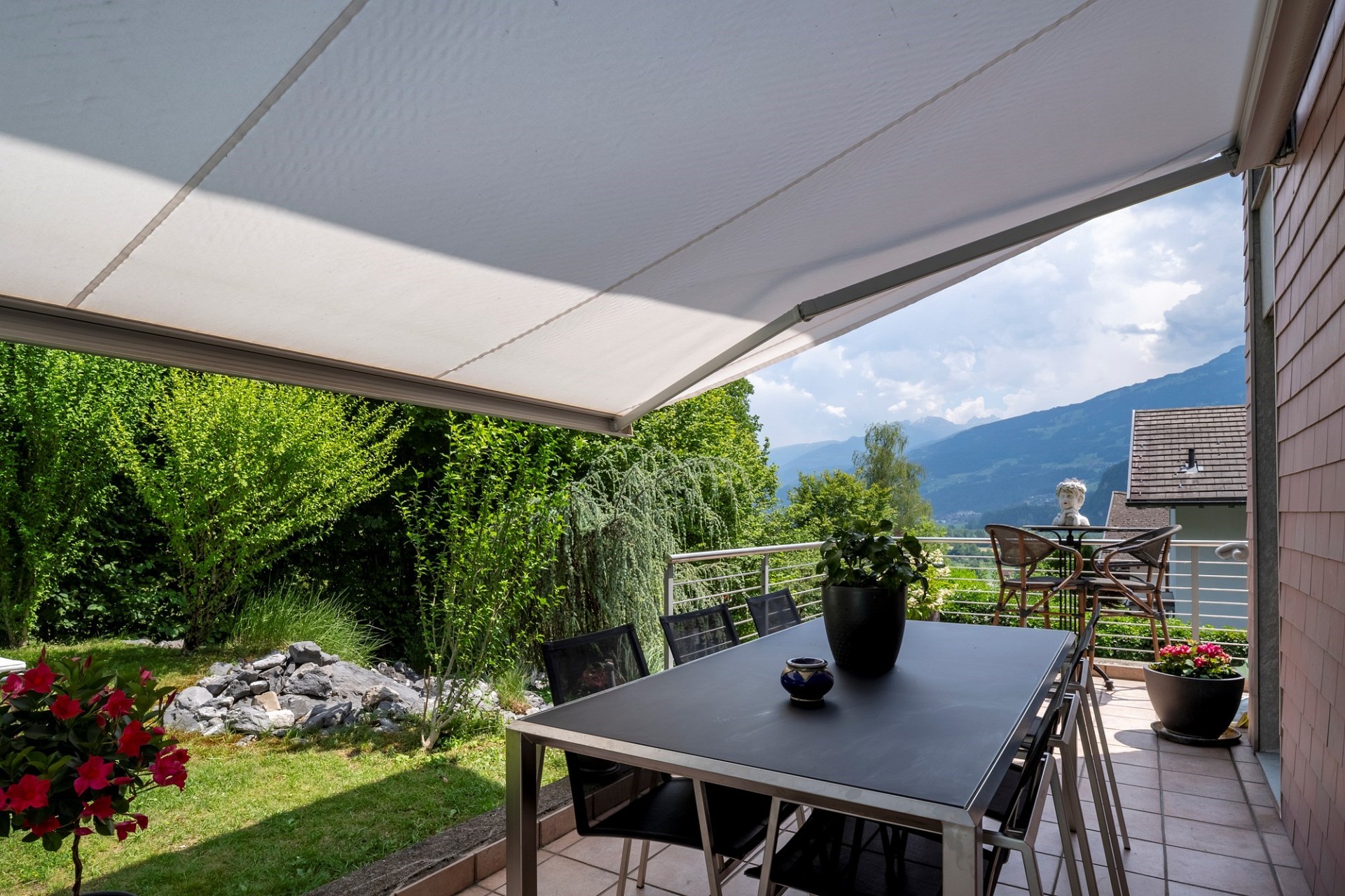 Überdachte Terrasse mit Bergblick