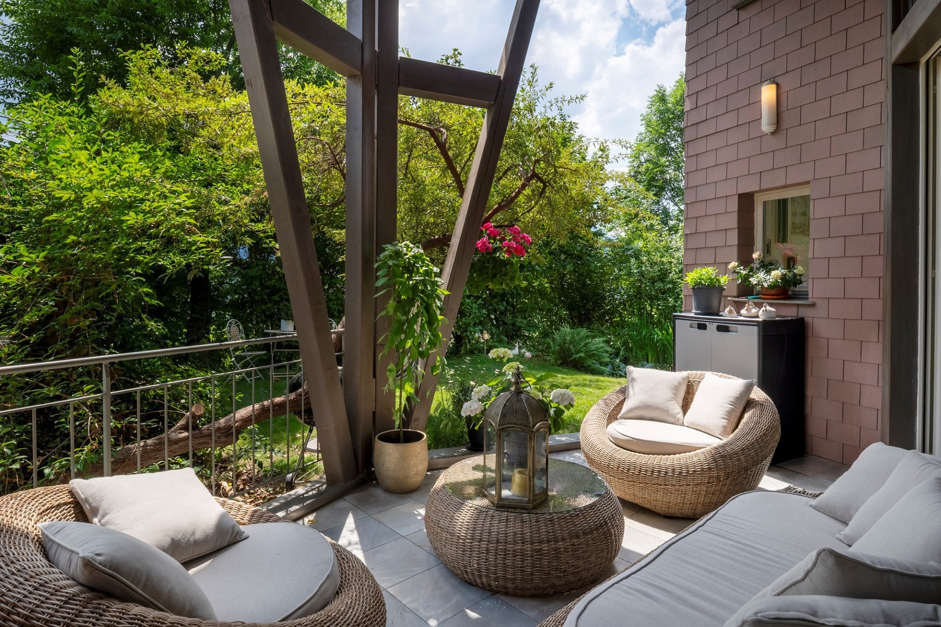 Gemütliche Gartenterrasse mit Lounge-Möbeln