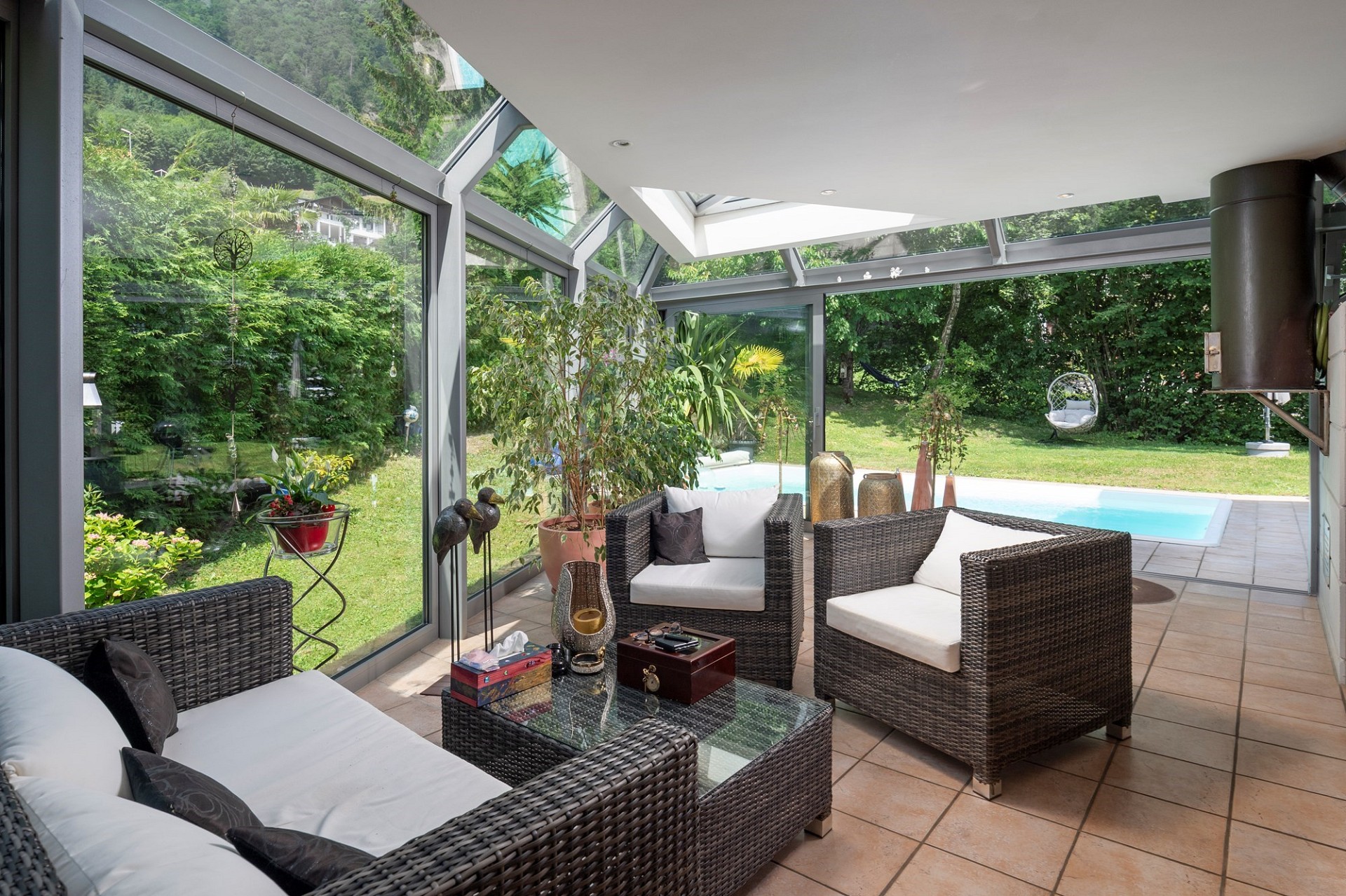 Verglaster Wintergarten mit Poolblick