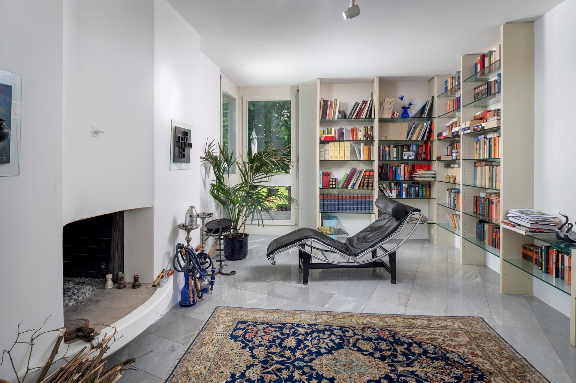 Wohnzimmer mit Bibliothekswand und Kamin