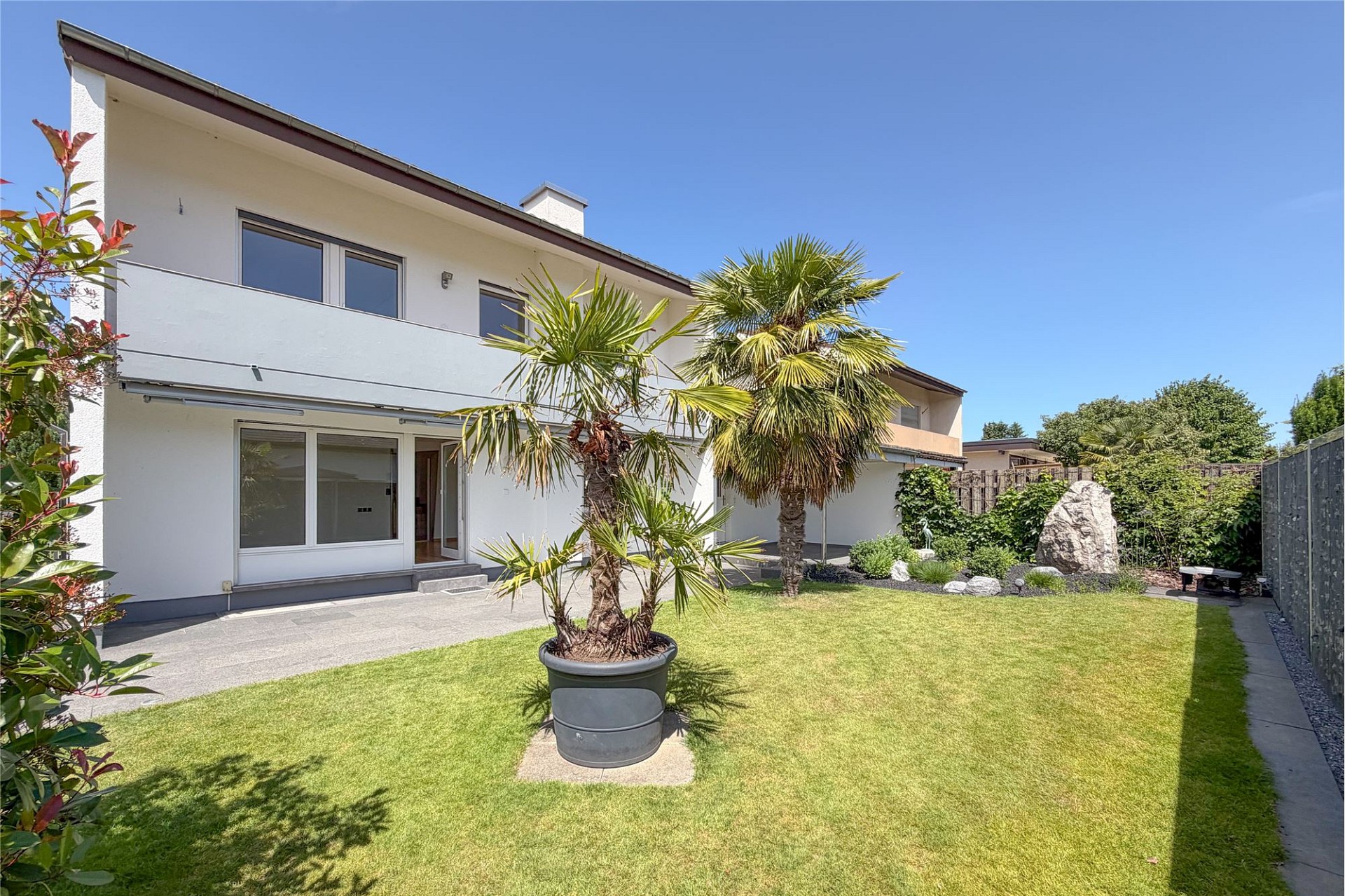 Moderner Einfamilienhaus-Garten mit Terrasse