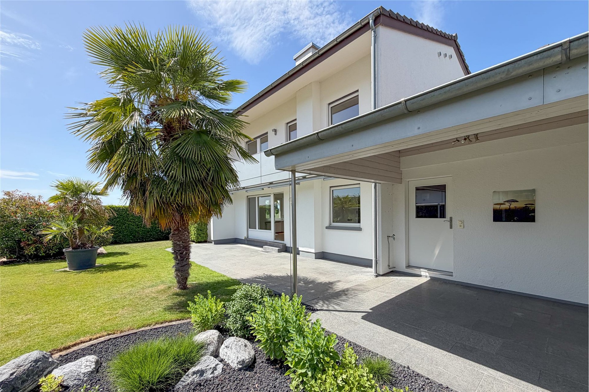 Modernes Einfamilienhaus mit Garten und Terrasse