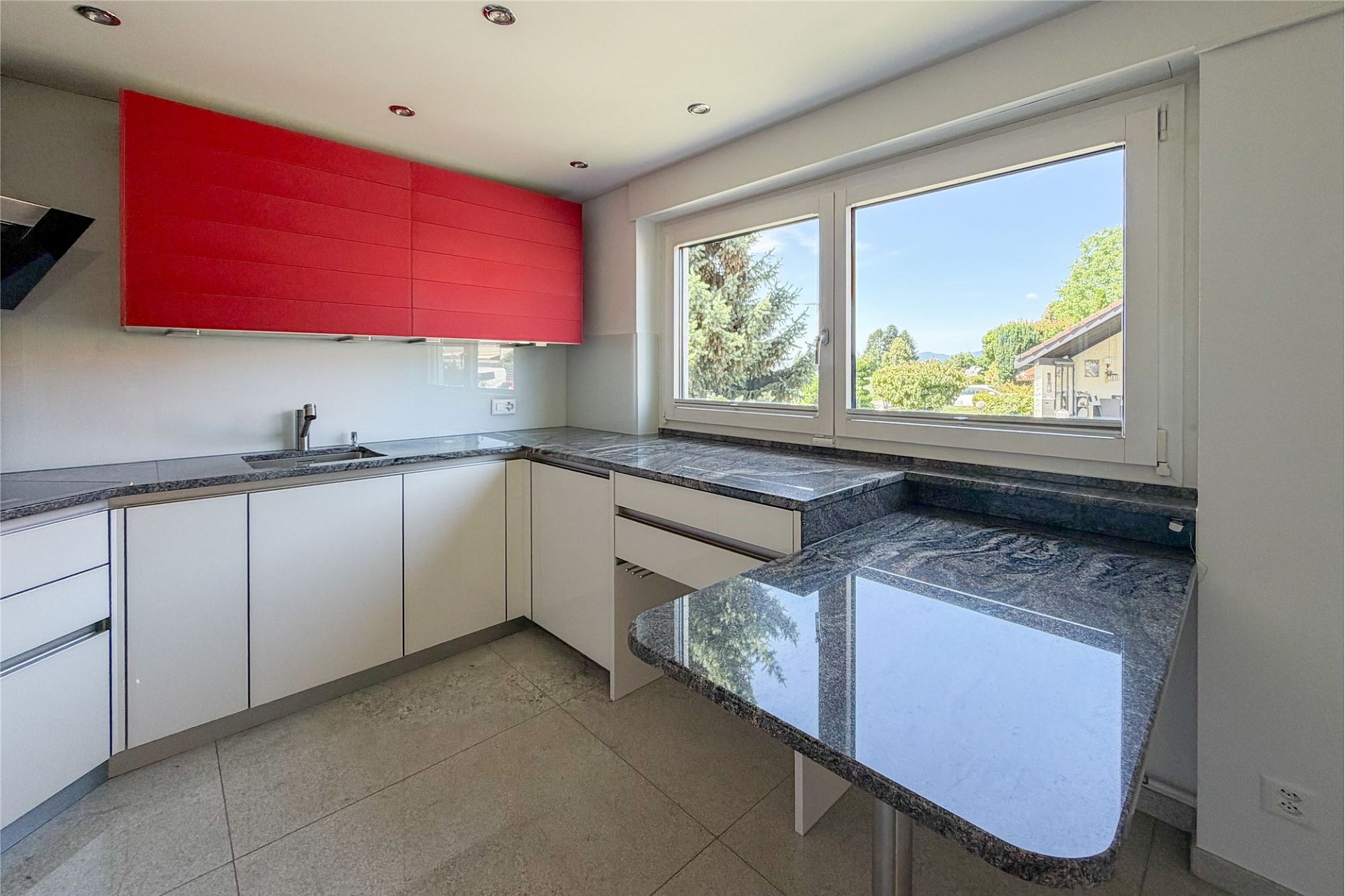 Moderne Küche mit Fensterfront
