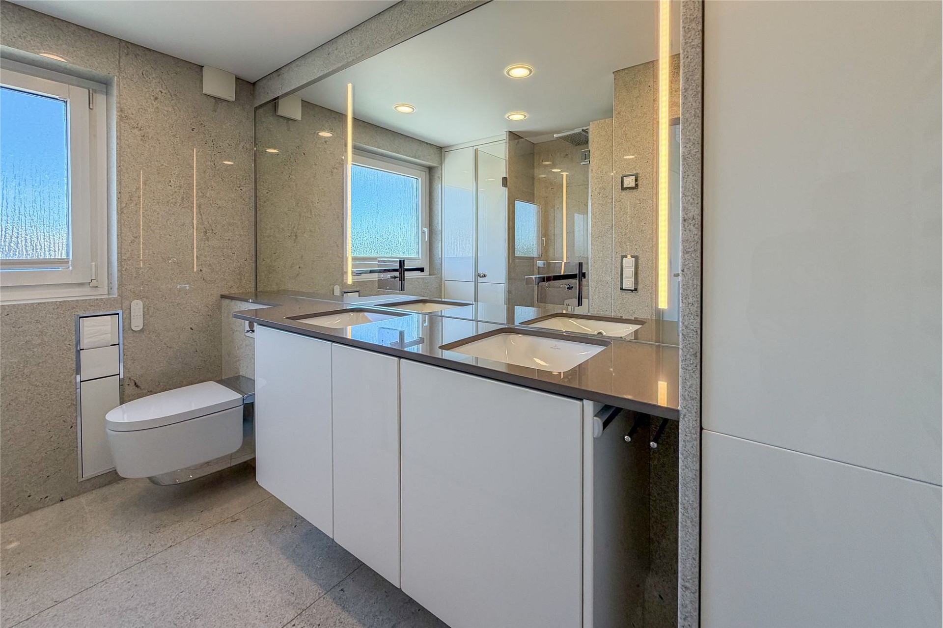 Modernes Badezimmer mit Doppelwaschtisch