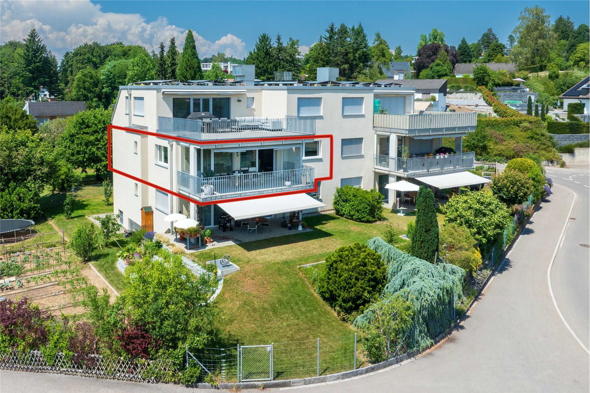Moderne Wohnanlage mit Terrassen und Garten