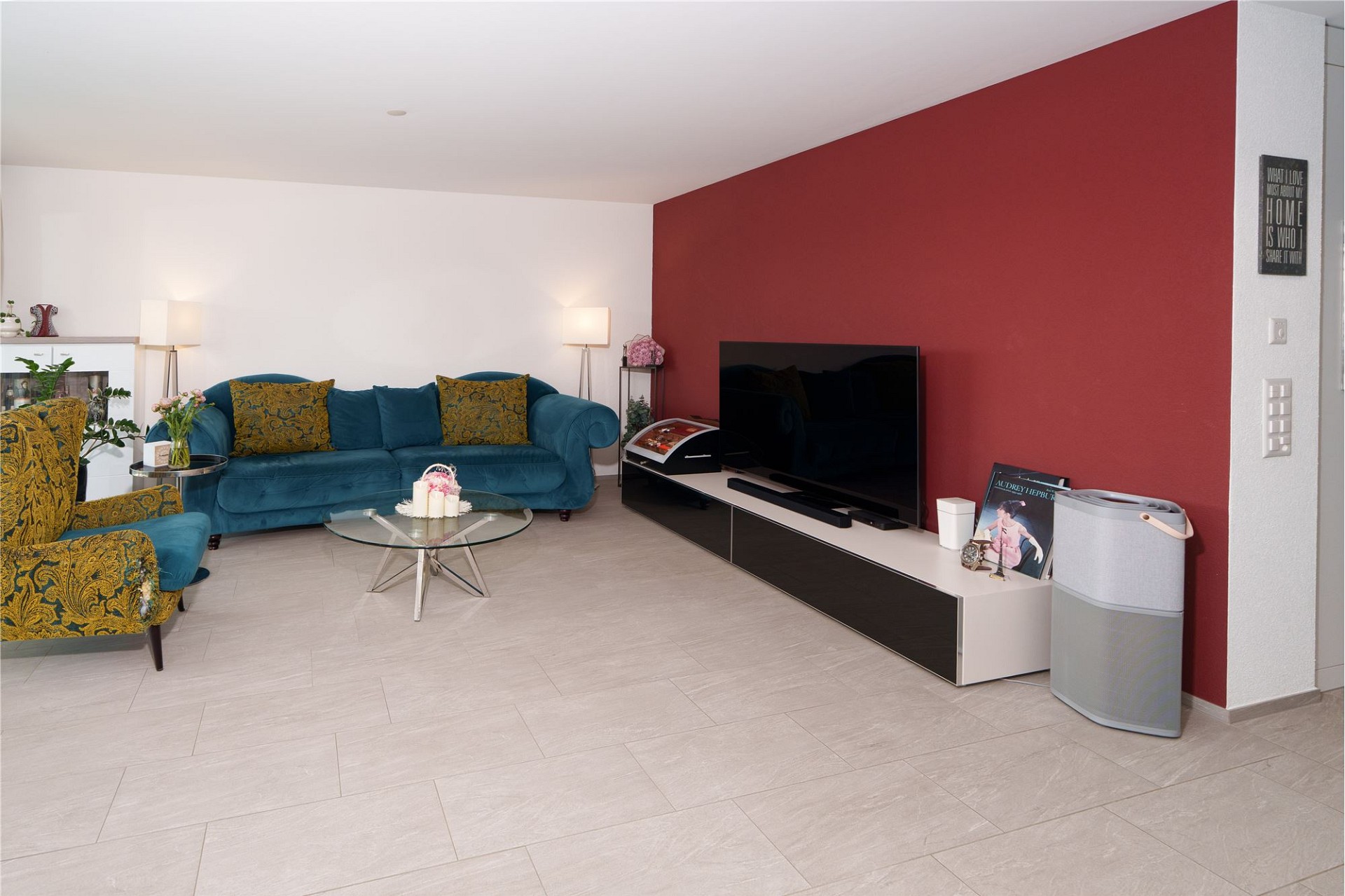Modernes Wohnzimmer mit farbiger Akzentwand