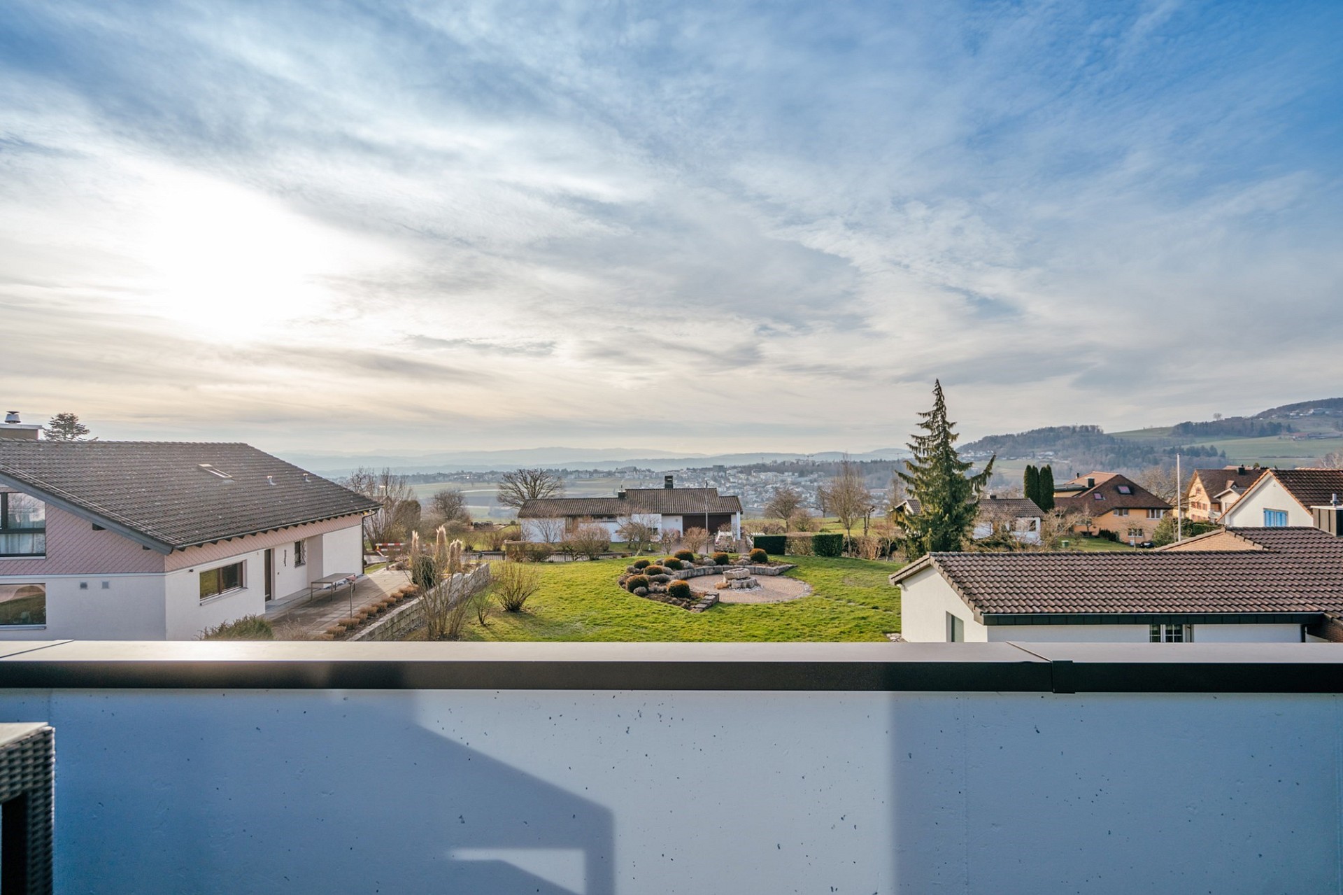 Blick vom Balkon über die Nachbarschaft und das Tal