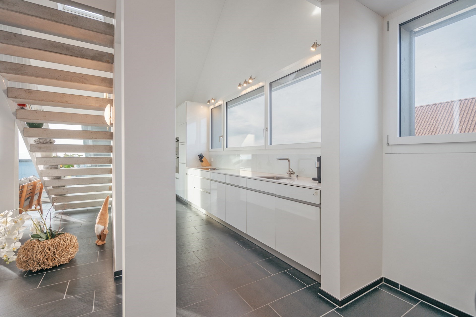 Moderne Küche mit Treppe und viel Tageslicht