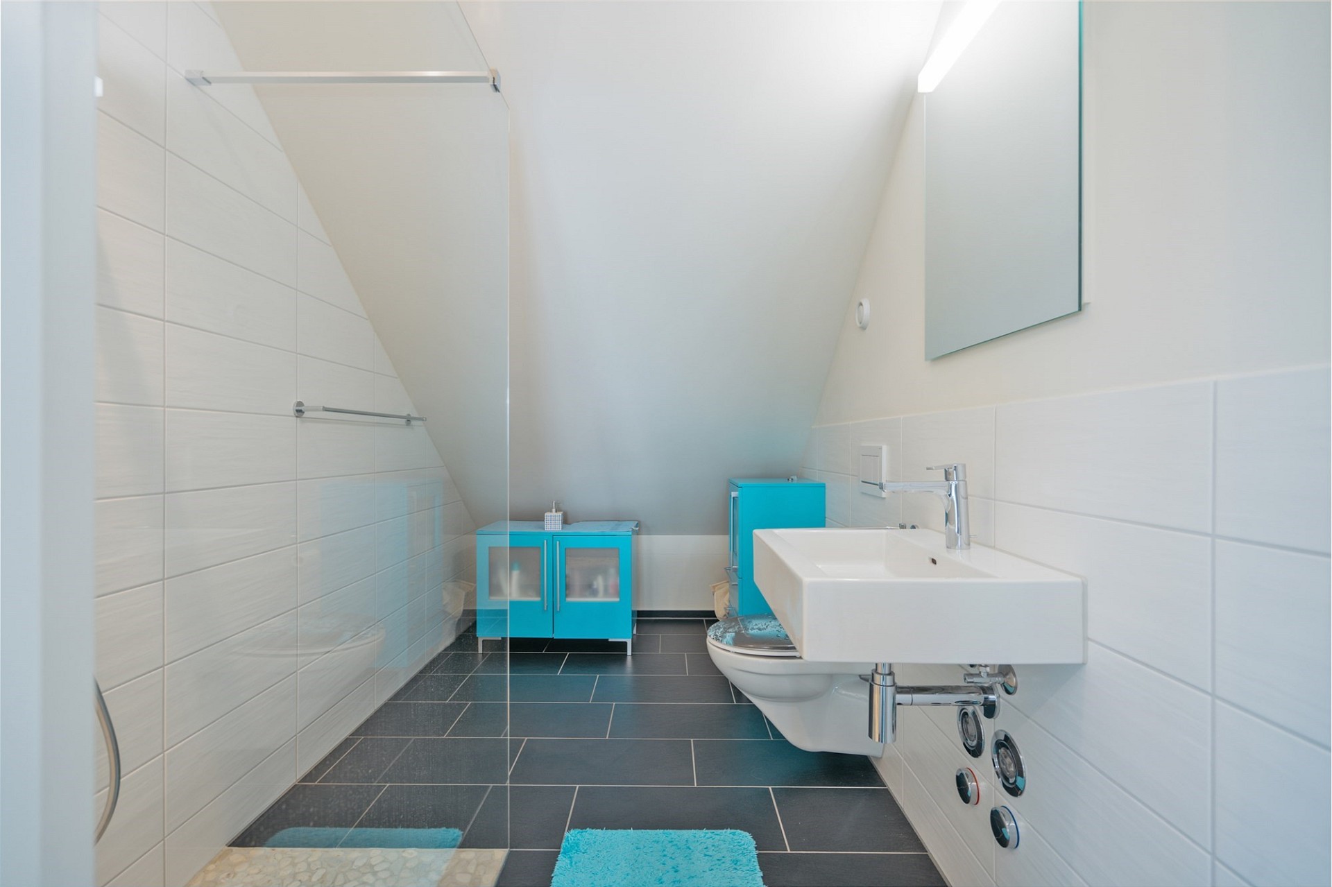 Modernes WC mit Dachschräge