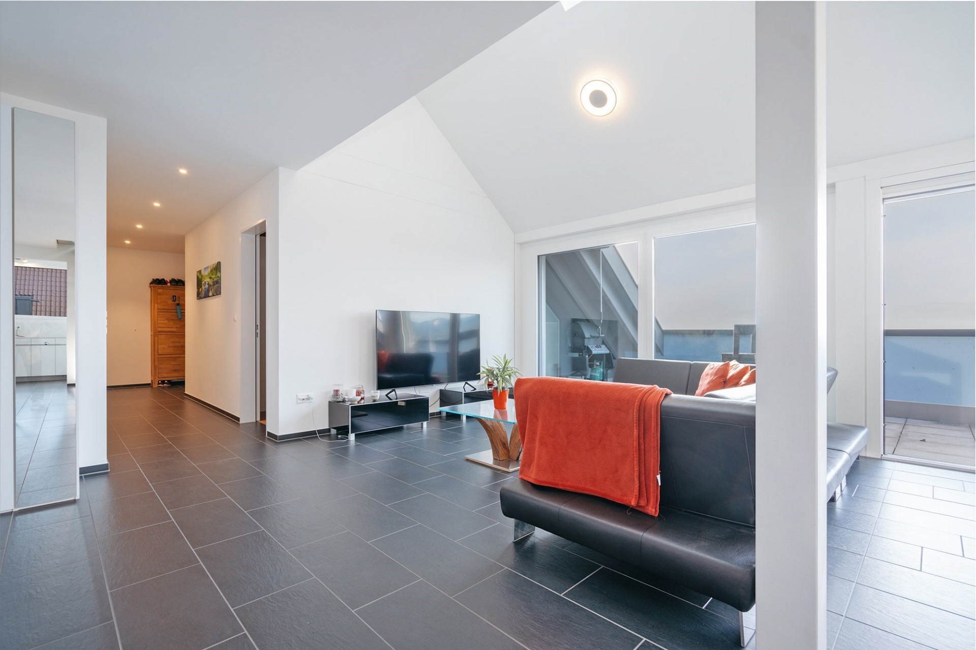 Helles, modernes Wohn- und Esszimmer mit großer Fensterfront