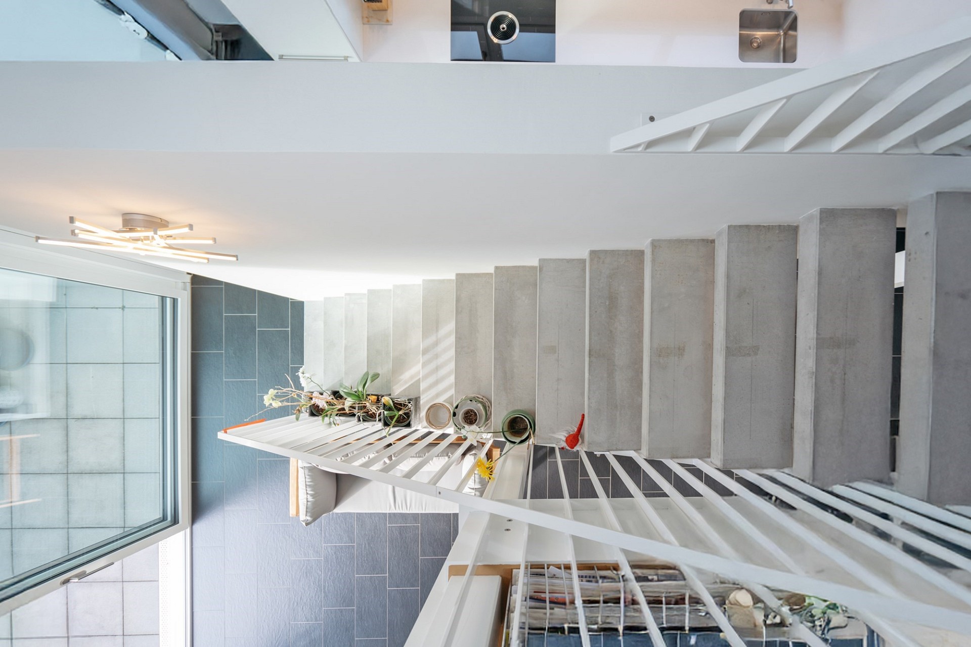 Moderne Treppe mit Galerieblick