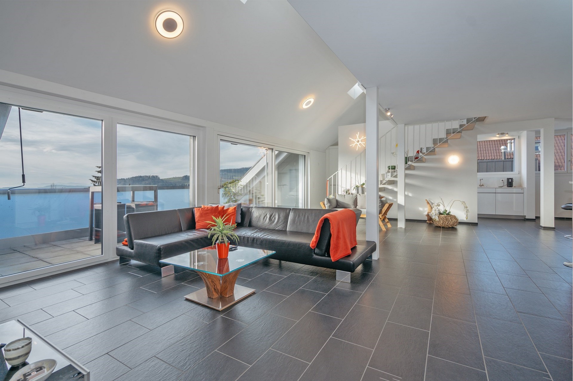 Offener Wohnbereich mit Terrasse und Treppe