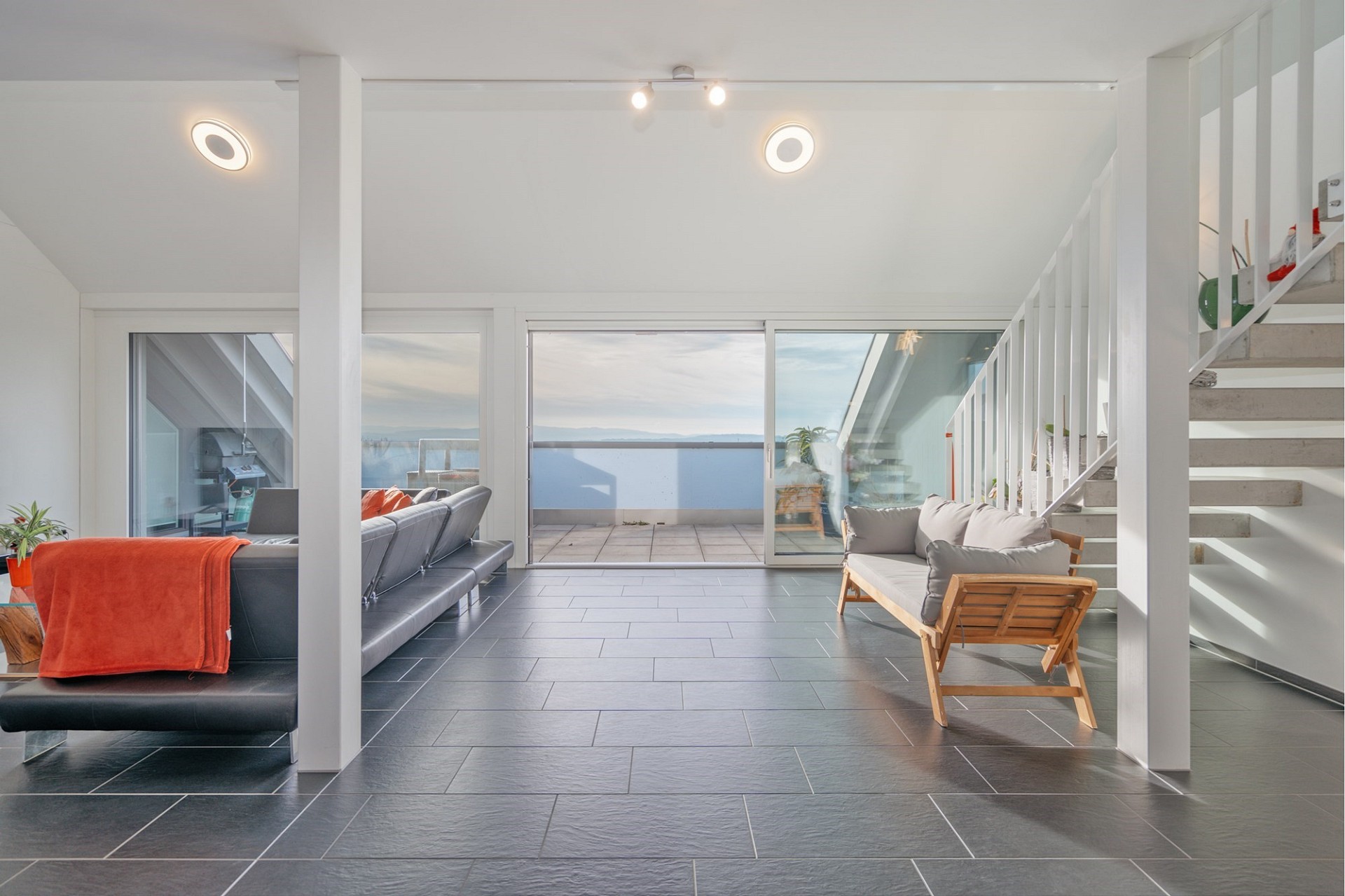 Heller Wohnbereich mit Dachterrasse