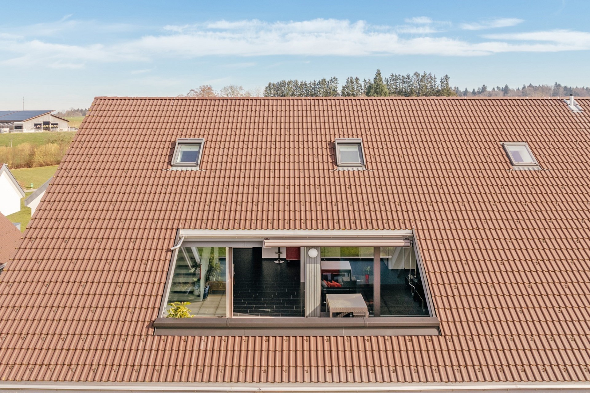 Dachansicht eines Hauses mit großem Ziegeldach