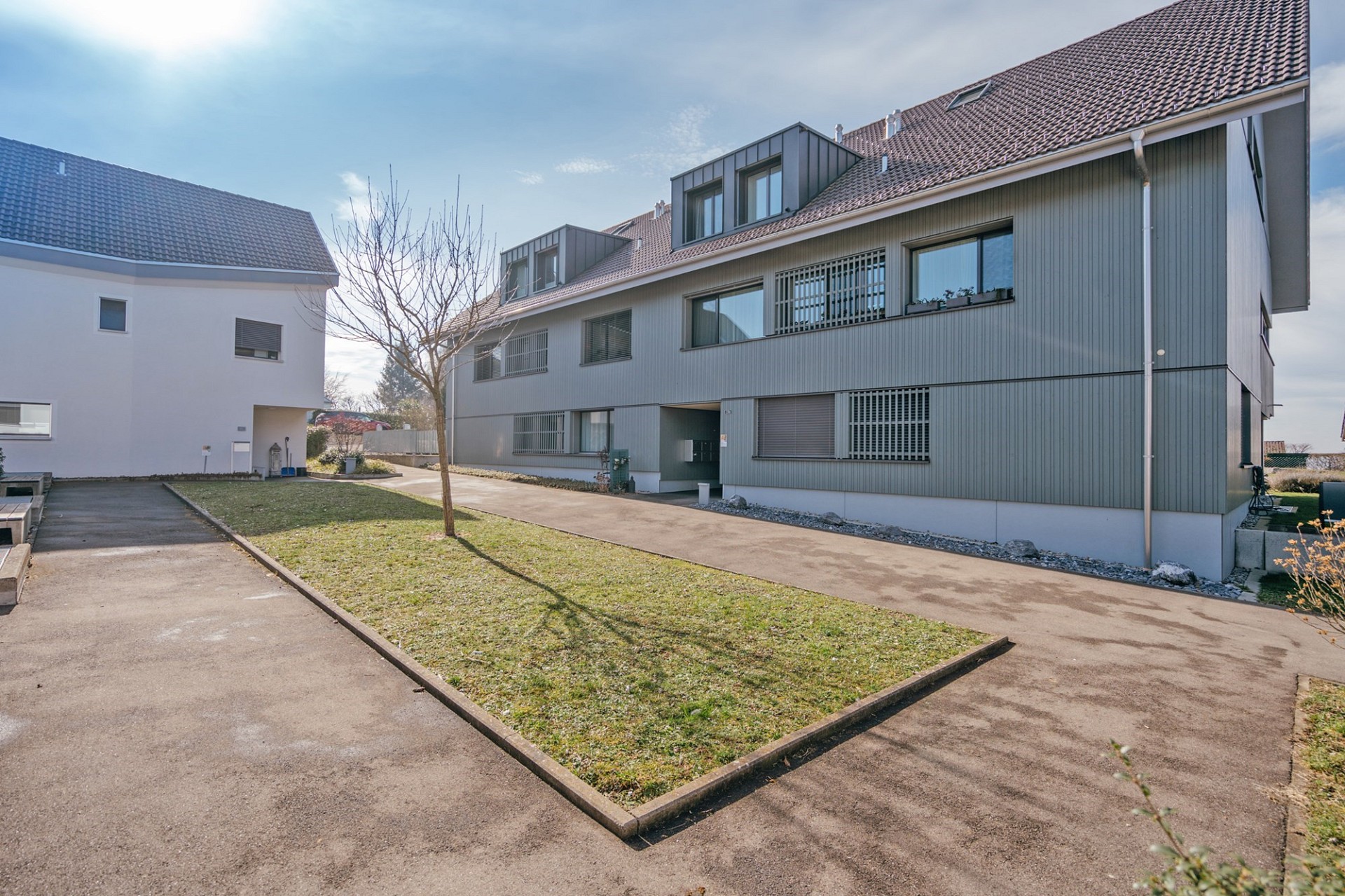 Außenansicht eines modernen Mehrfamilienhauses
