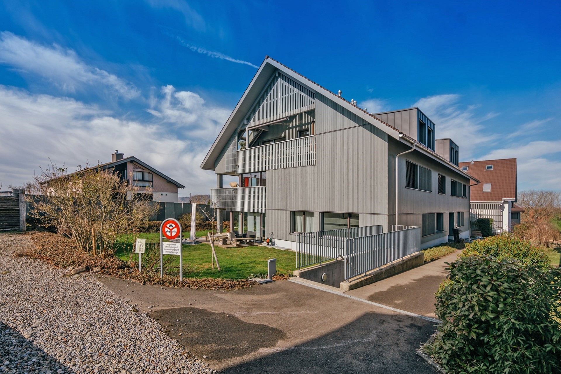 Modernes Mehrfamilienhaus mit Gartenansicht