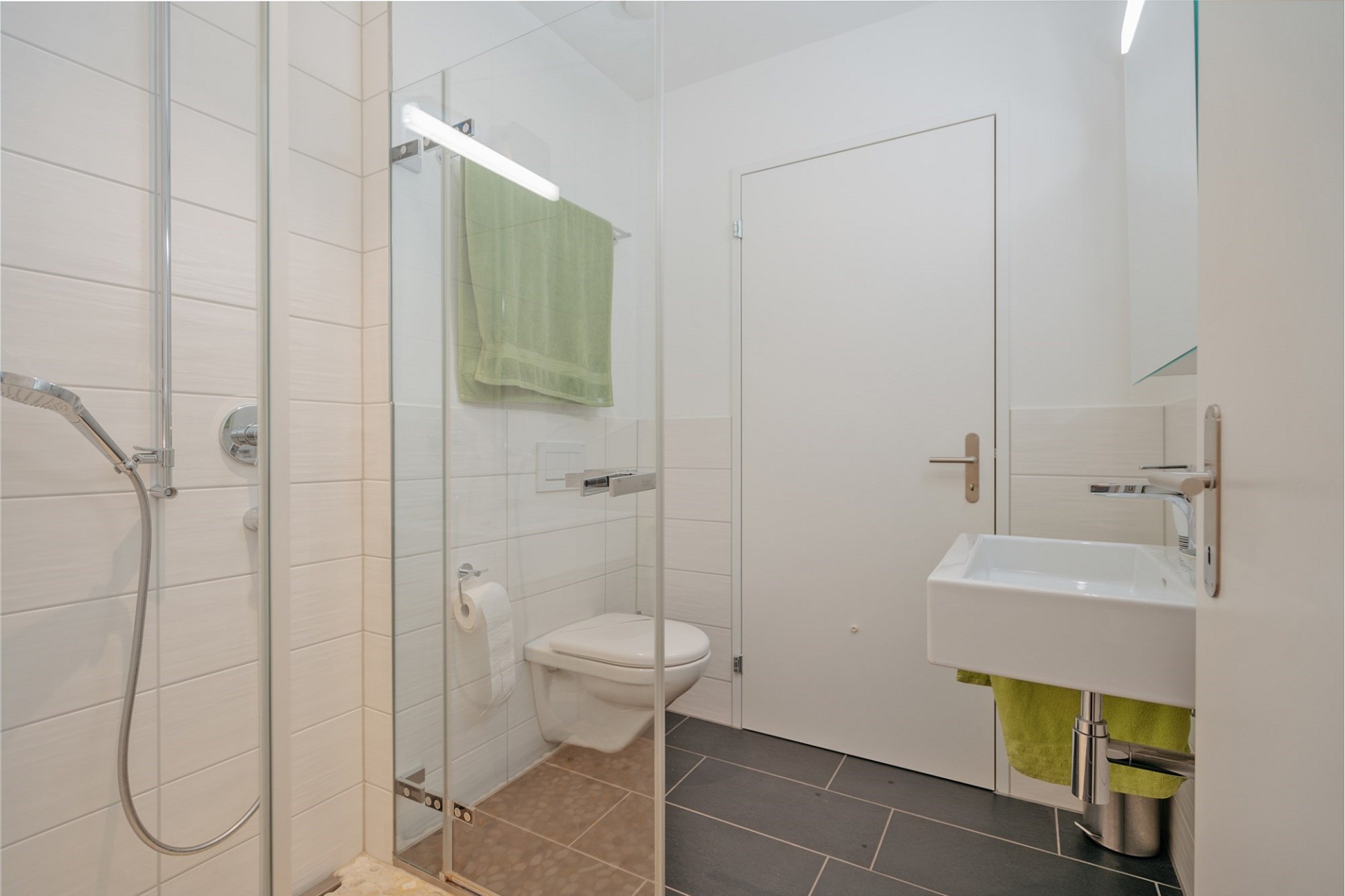 Kleines modernes Badezimmer mit Dusche und WC