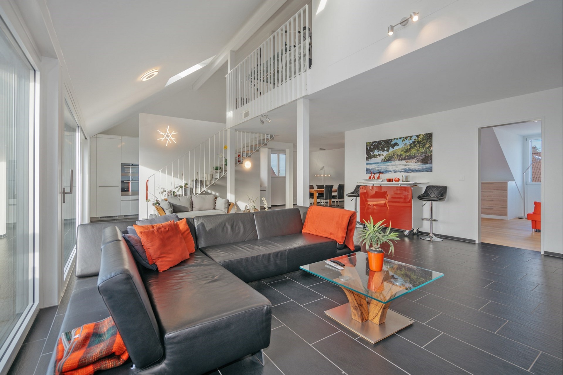 Modernes offenes Wohn-Esszimmer mit Galerie