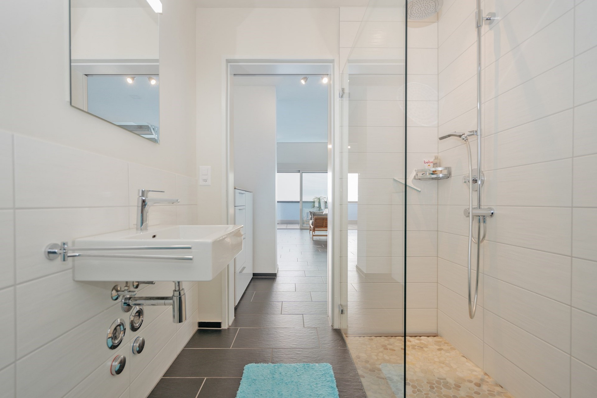 Modernes Badezimmer mit begehbarer Dusche