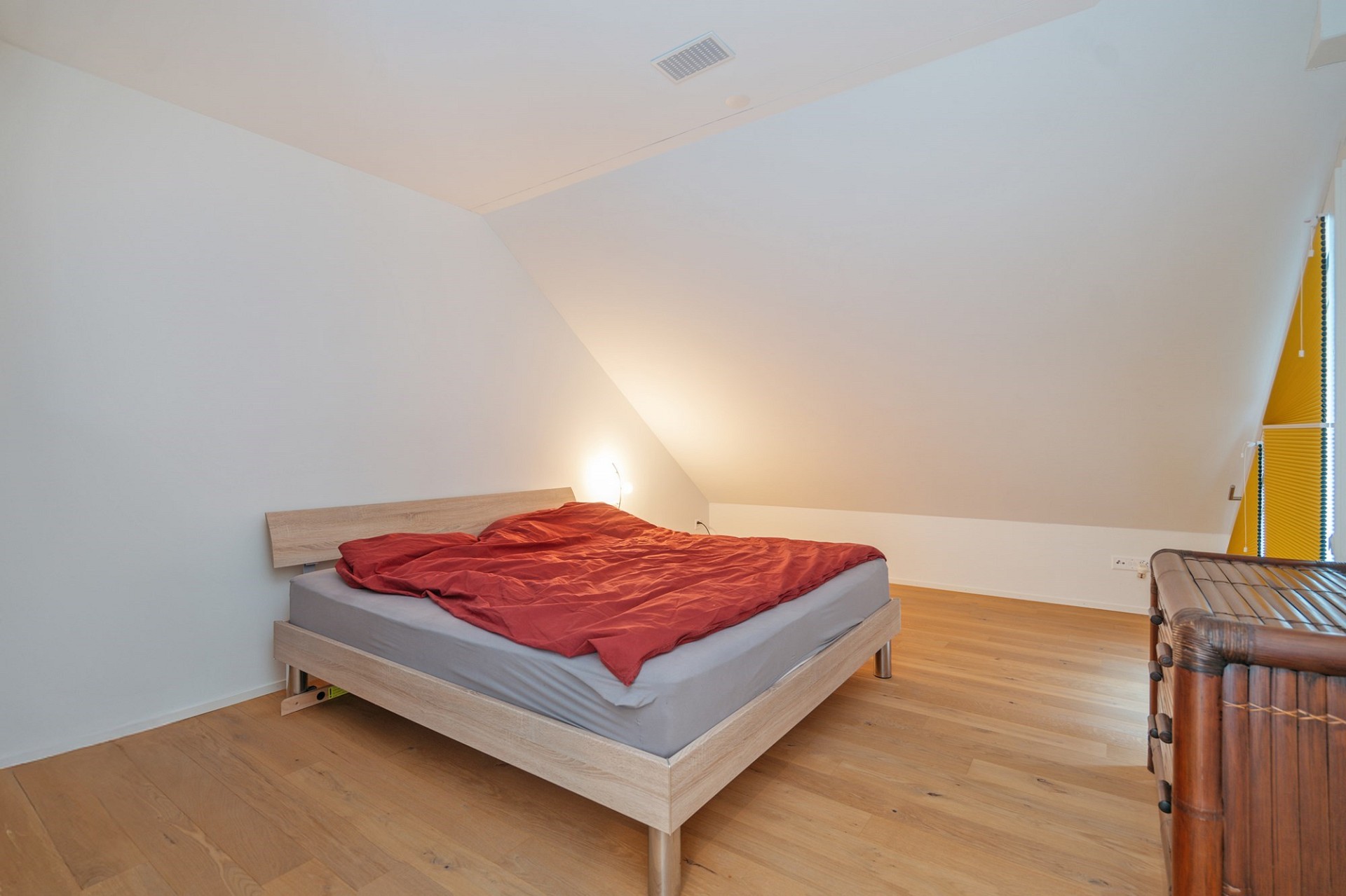 Dachgeschoss-Schlafzimmer mit Holzfußboden