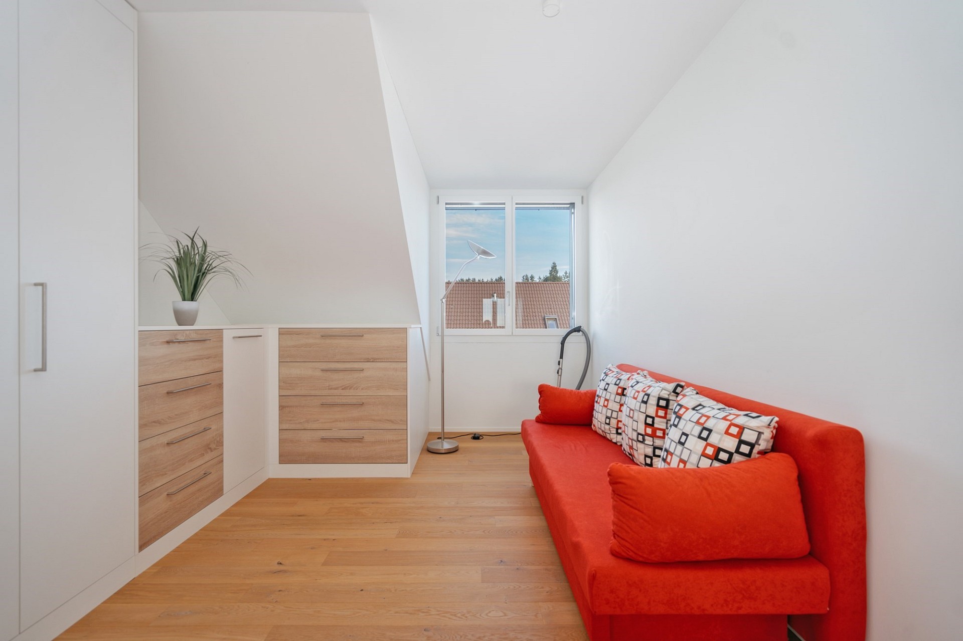 Helles Schlafzimmer mit Dachschräge