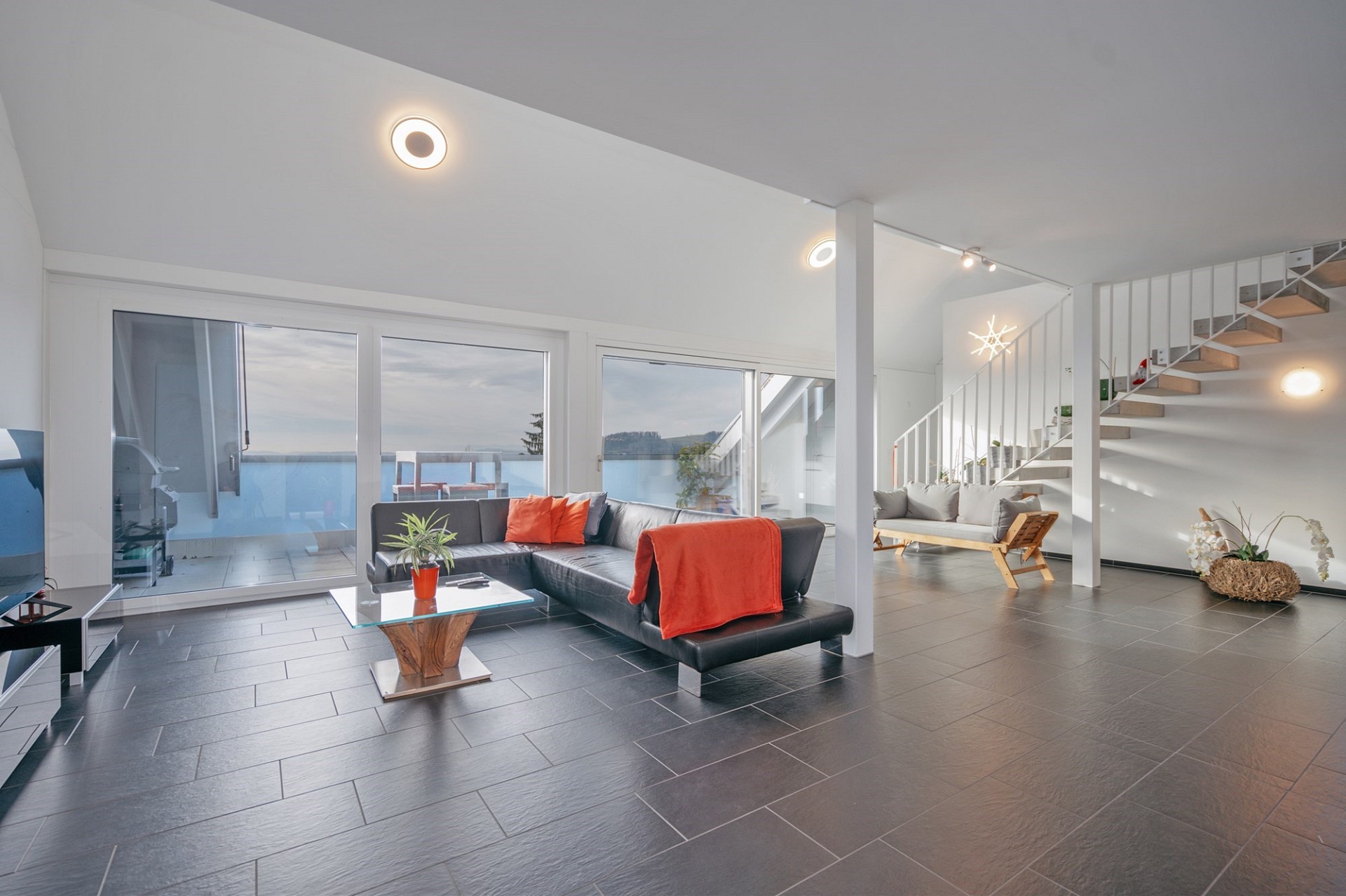 Offener Wohnbereich mit Terrasse und Treppe