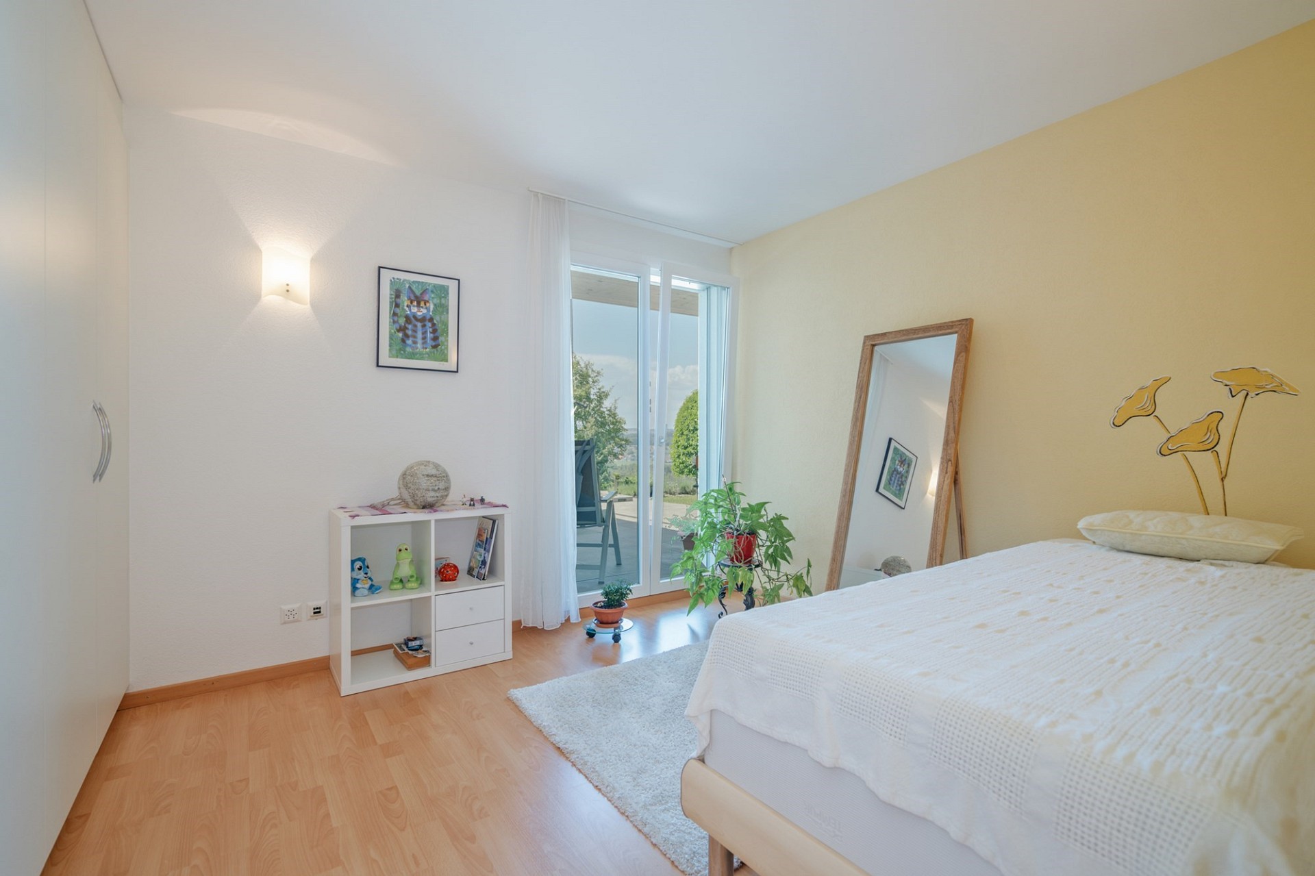 Helles Schlafzimmer mit Balkonzugang