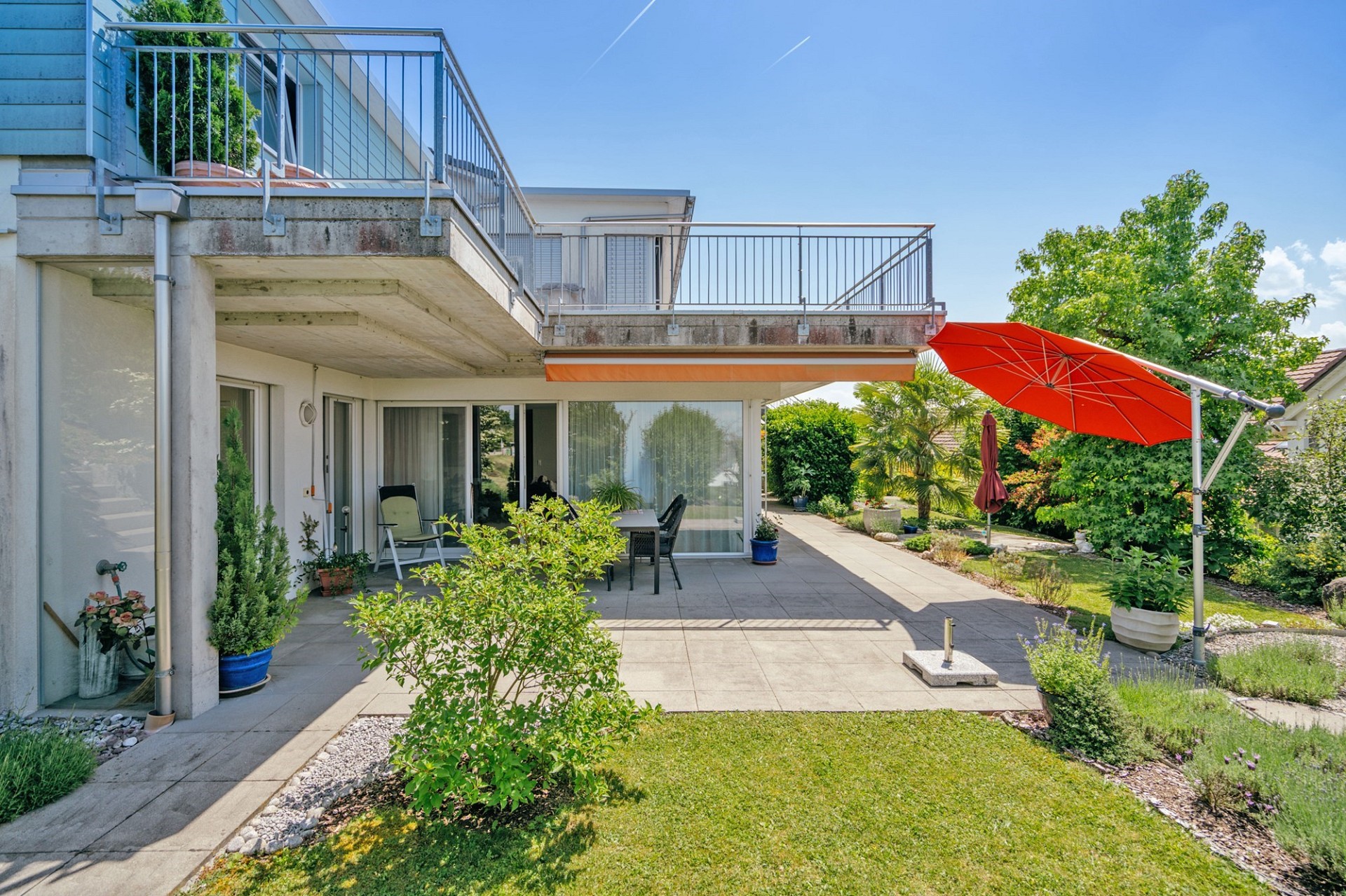 Große Terrasse mit Garten