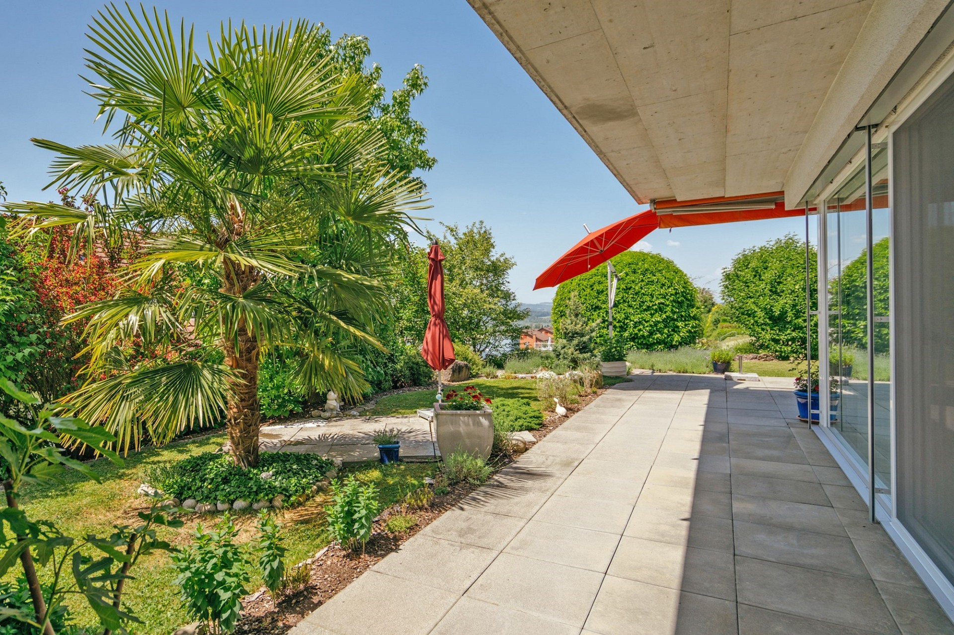 Terrasse mit Gartenblick