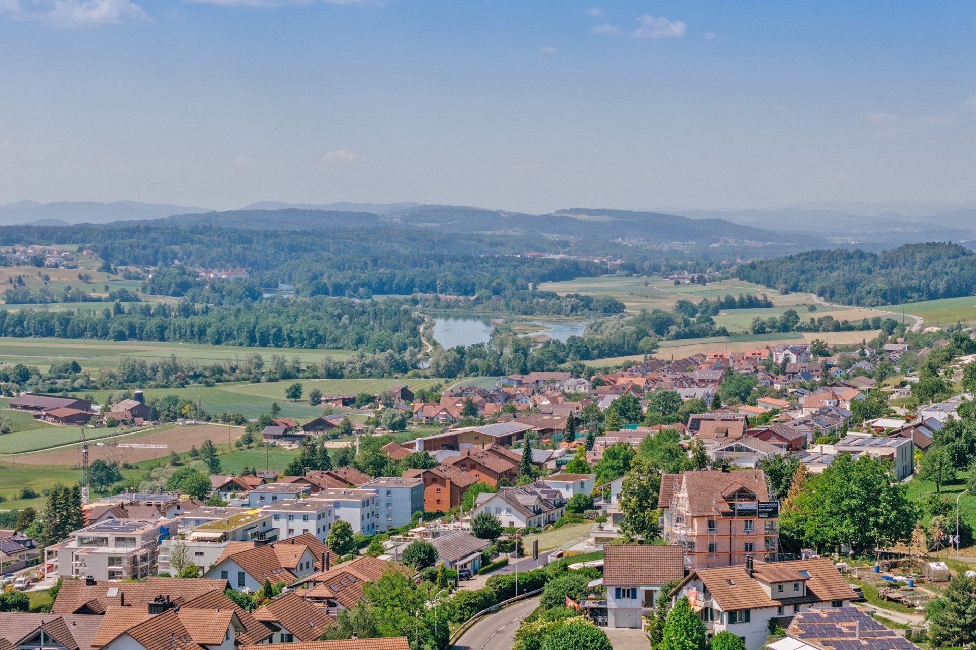 Luftaufnahme einer ländlichen Siedlung mit Panoramablick
