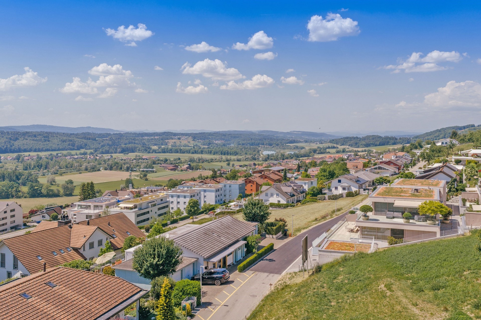 Panoramablick über ein Wohngebiet im Grünen