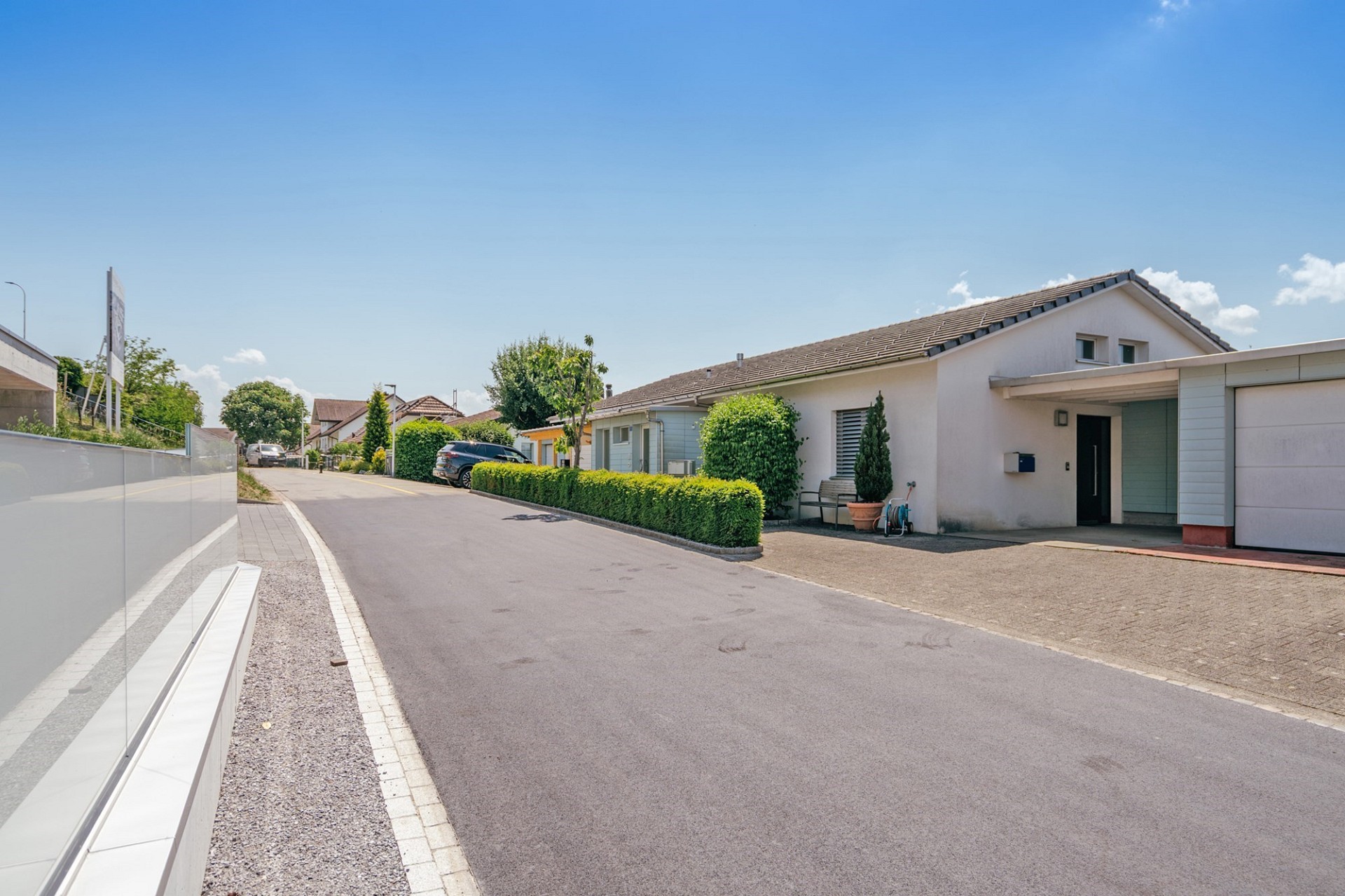 Wohnstraße mit Einfamilienhaus