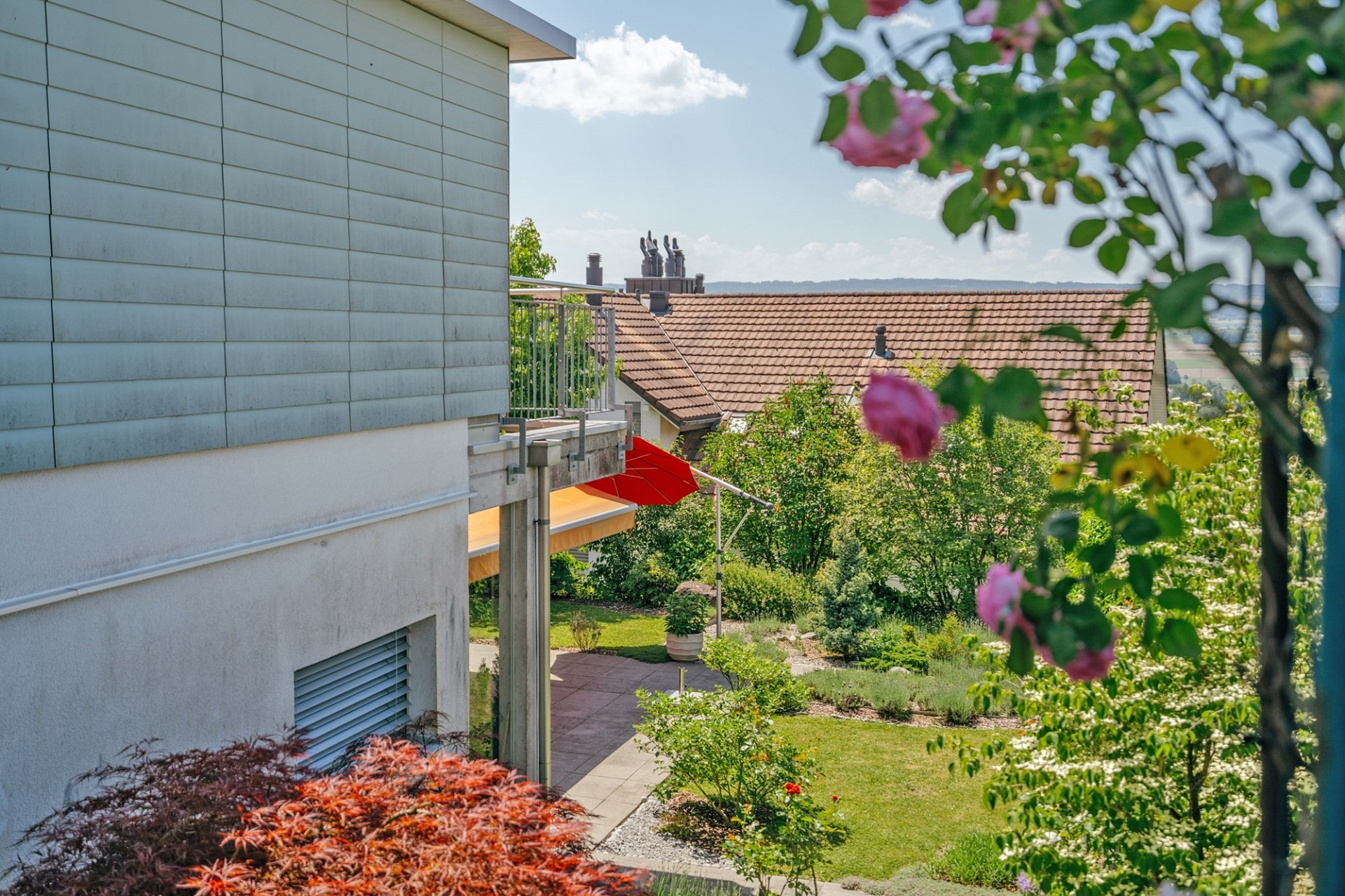 Außenansicht eines modernen Hauses mit Garten und Blick ins Grüne