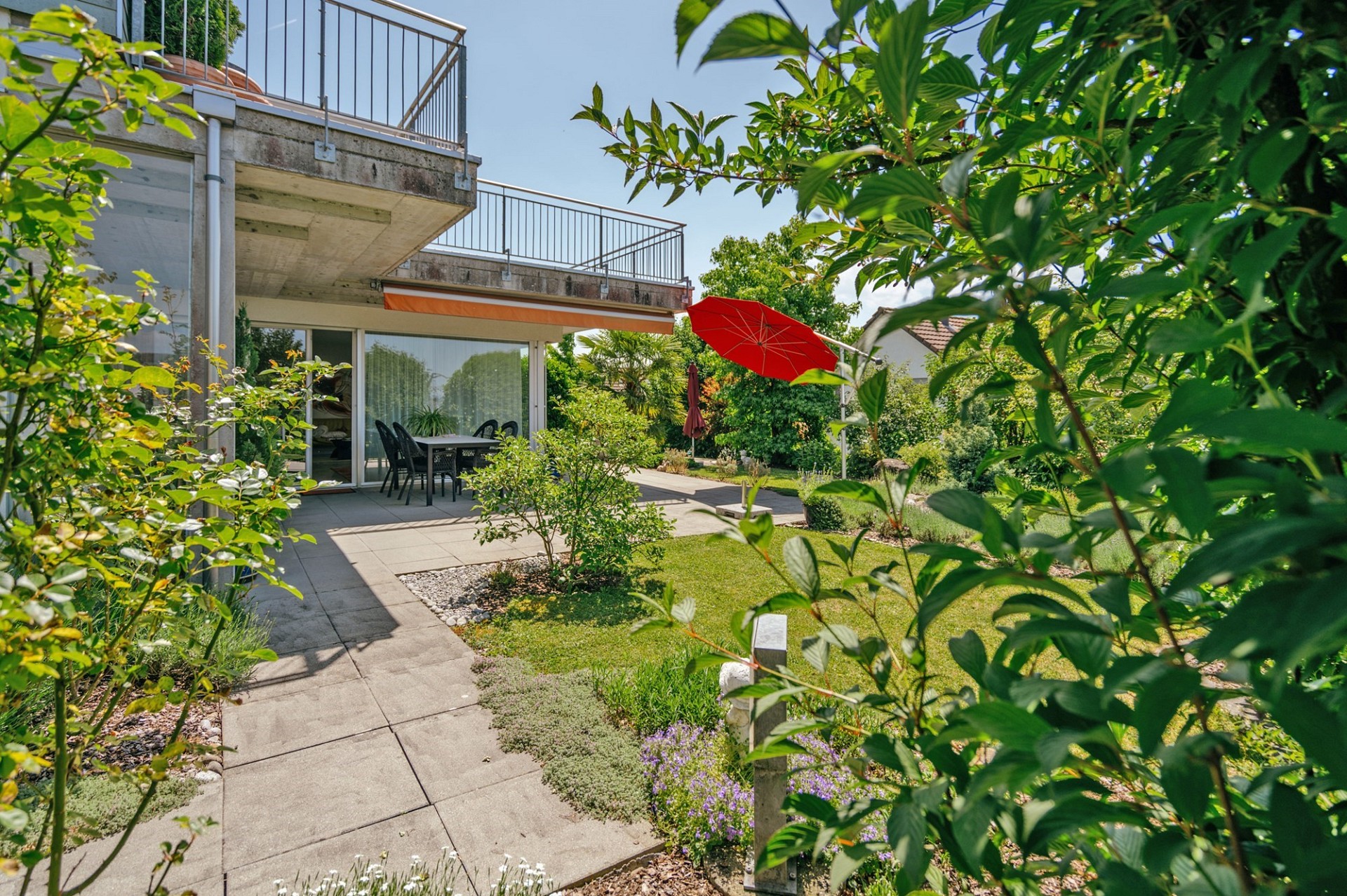 Garten mit Terrasse und moderner Architektur