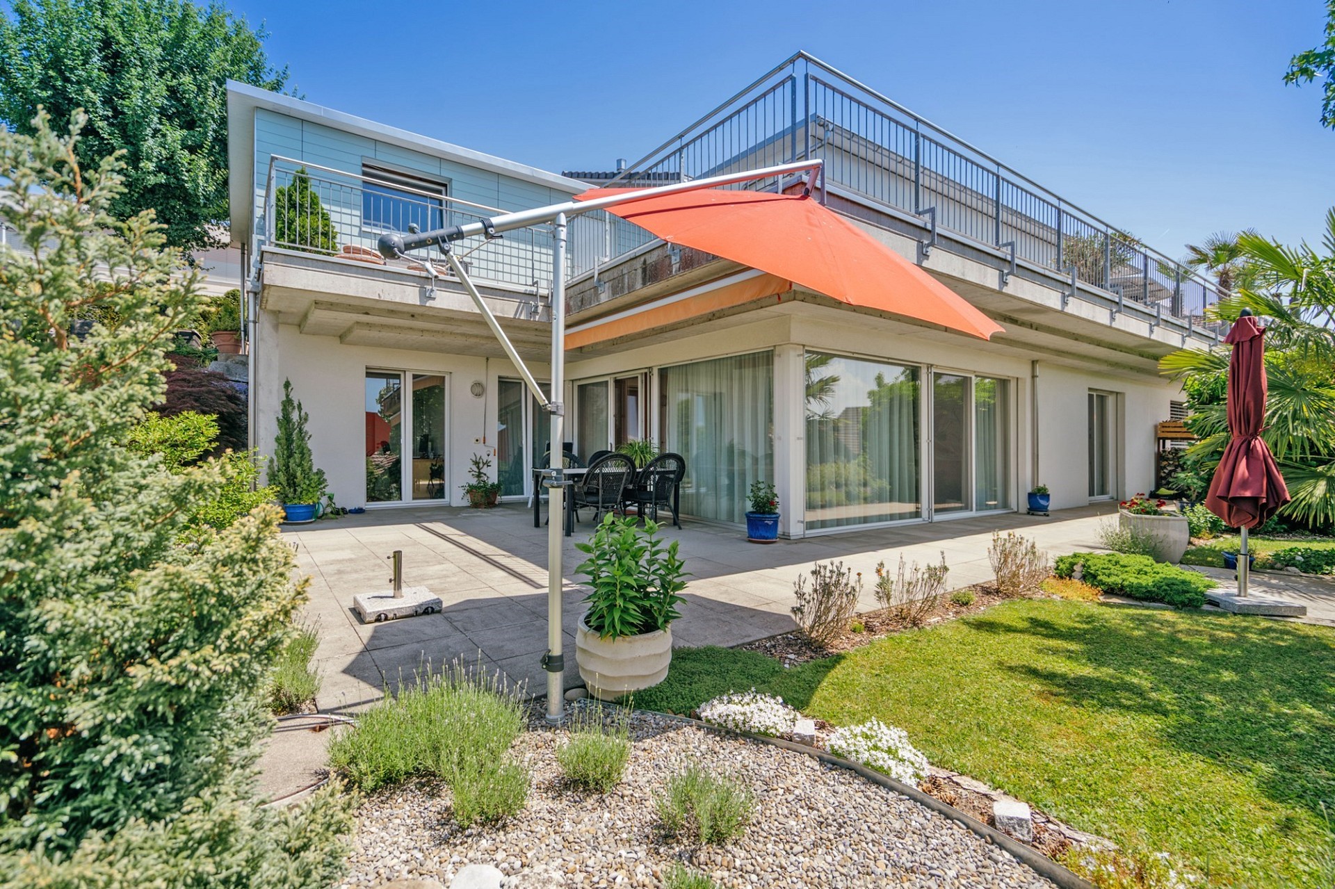 Moderne Terrassenansicht eines Einfamilienhauses