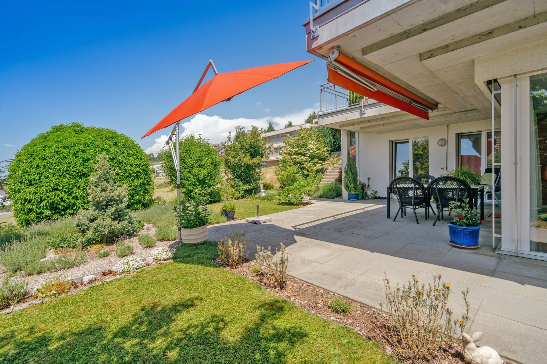Garten mit Terrasse und Sonnenschirm