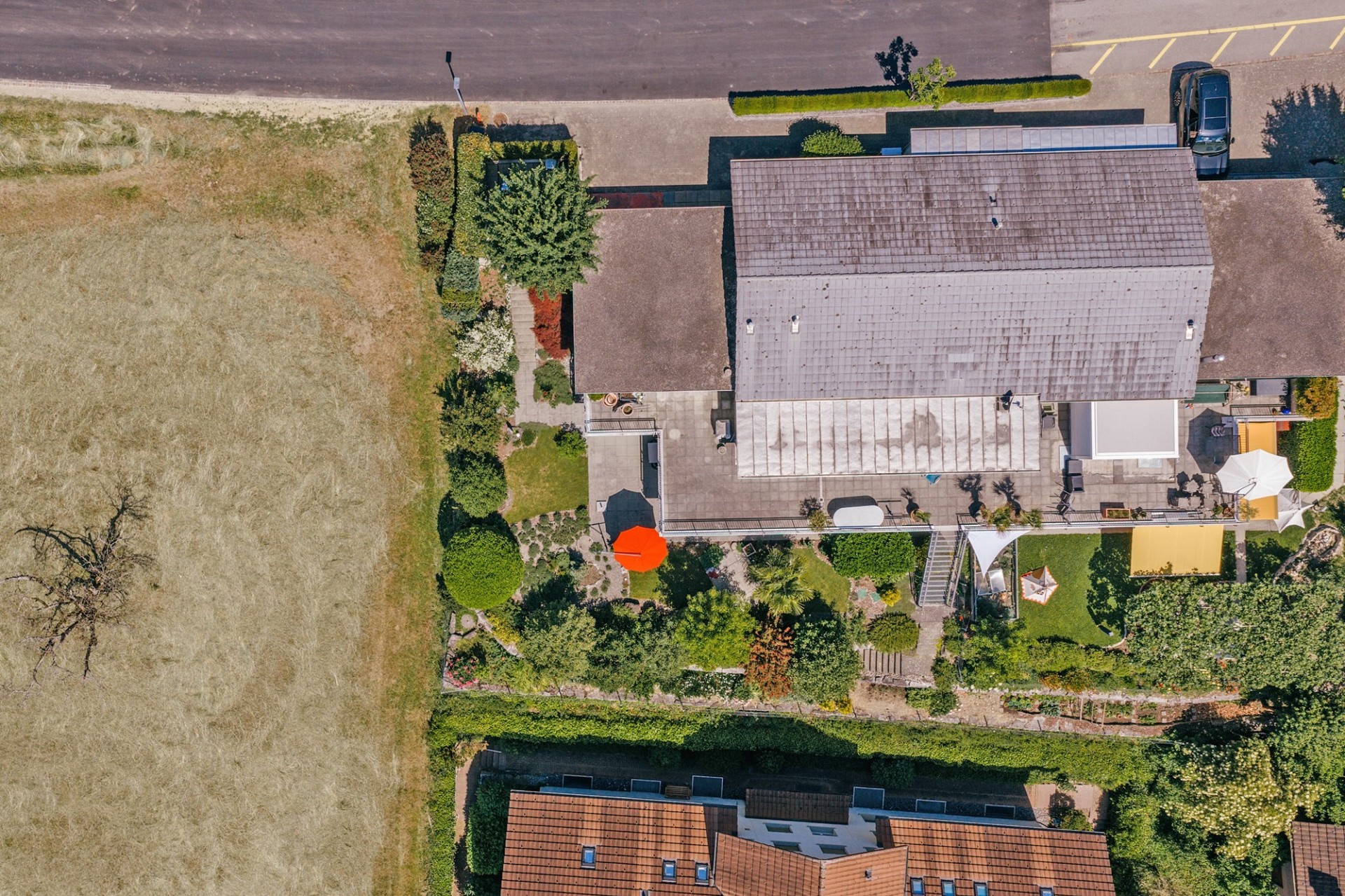Luftaufnahme eines Wohnhauses mit Garten