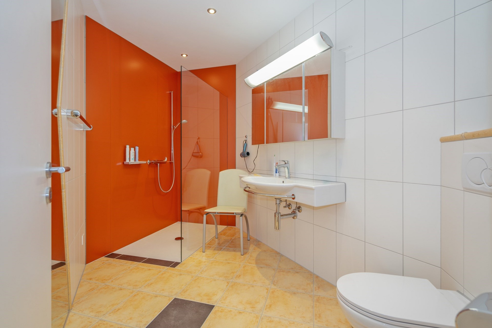 Modernes Badezimmer mit orangefarbener Dusche