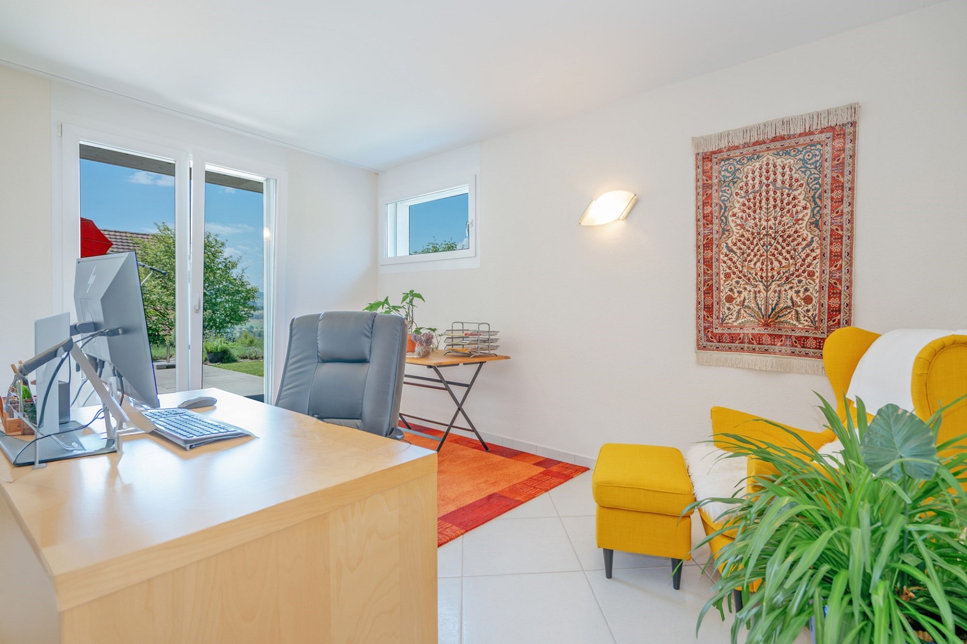 Helles Arbeitszimmer mit Gartenzugang