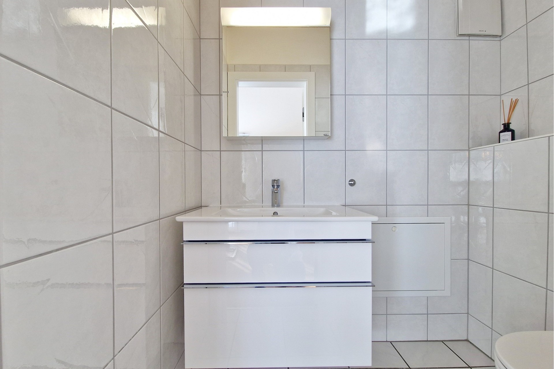 Modernes Gäste-WC mit Waschtisch