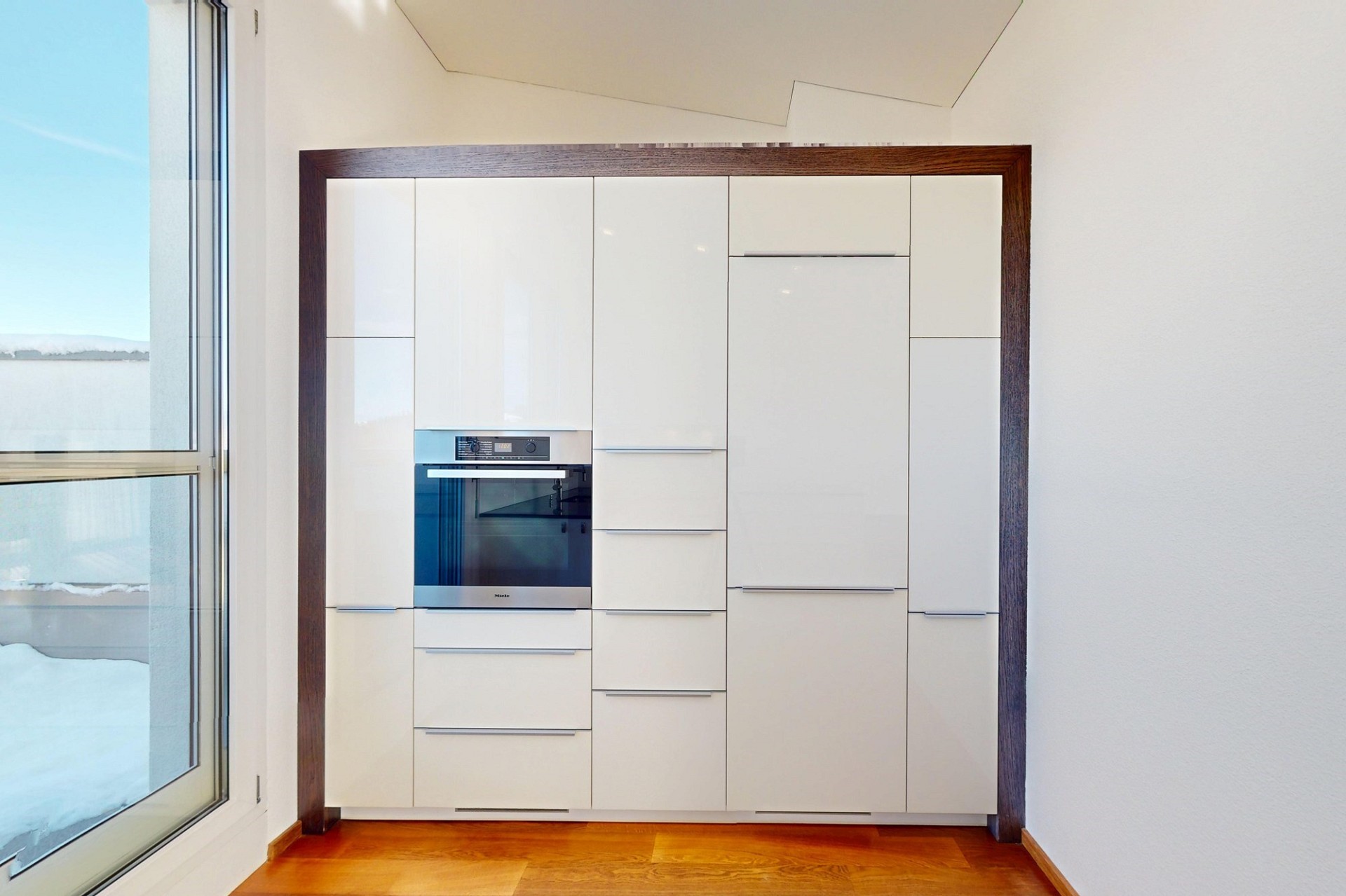 Moderne Einbauküche mit Hochschrankwand