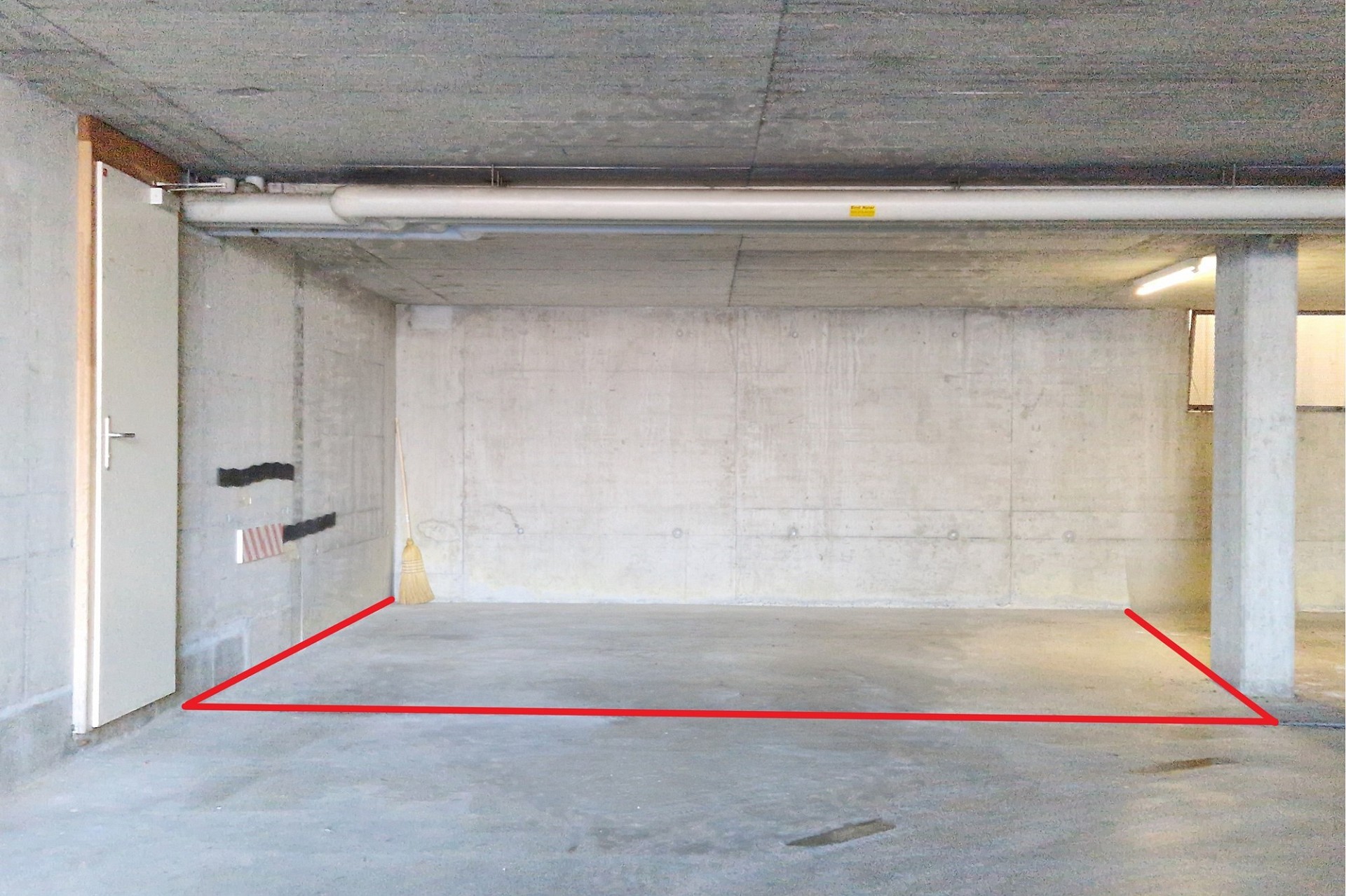 Karger Rohraum mit Betonwänden