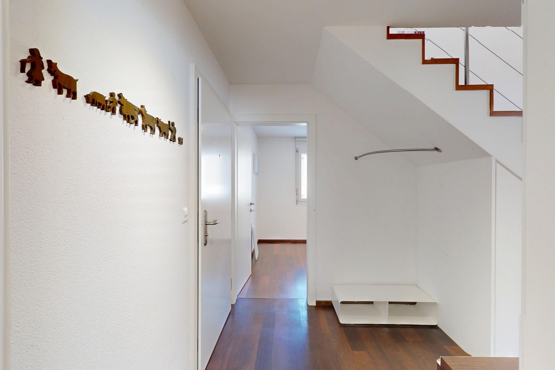 Heller Flur mit Treppe und Holzfußboden